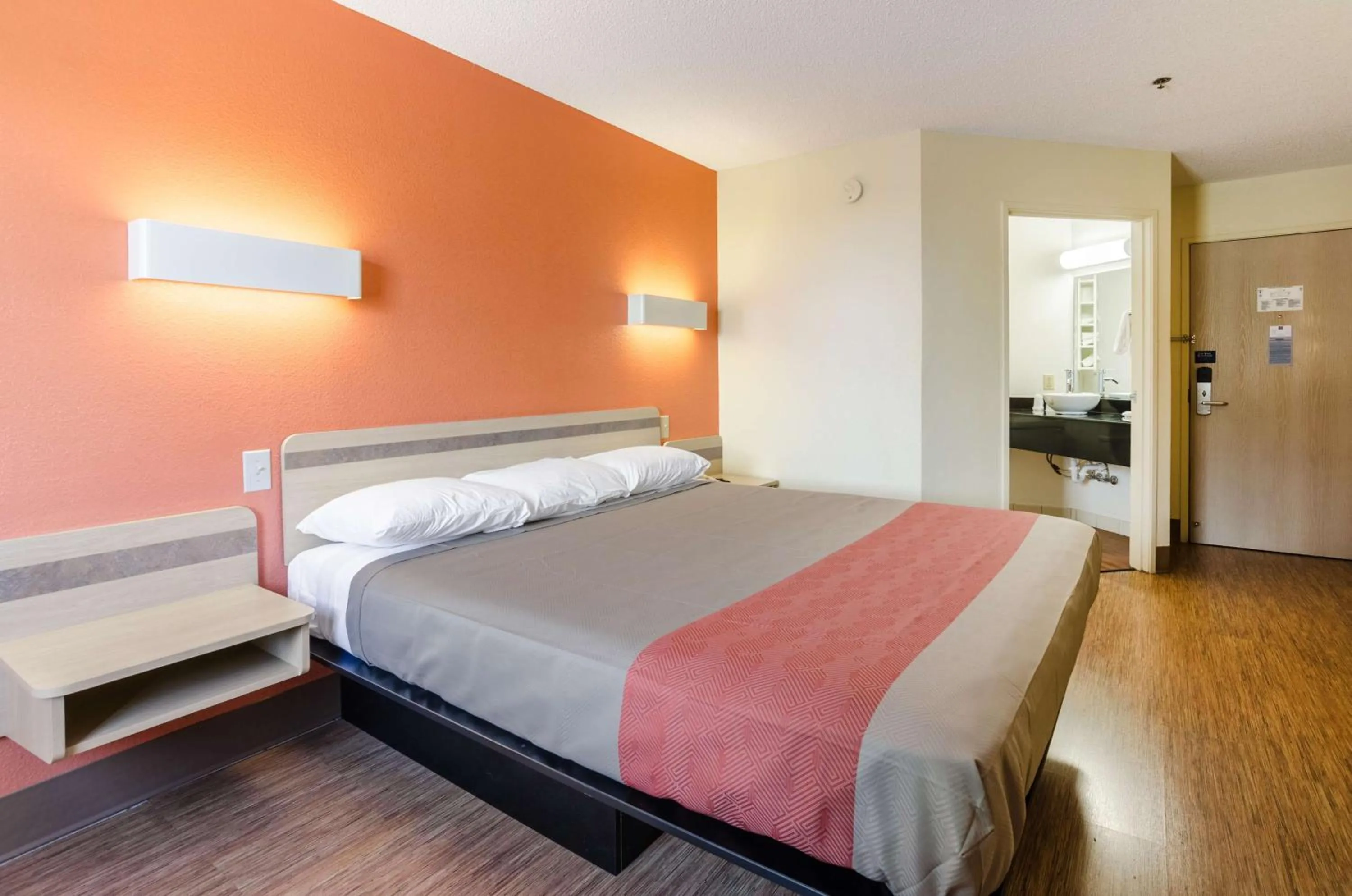 King Room - Non-Smoking in Motel 6-Bristol, VA