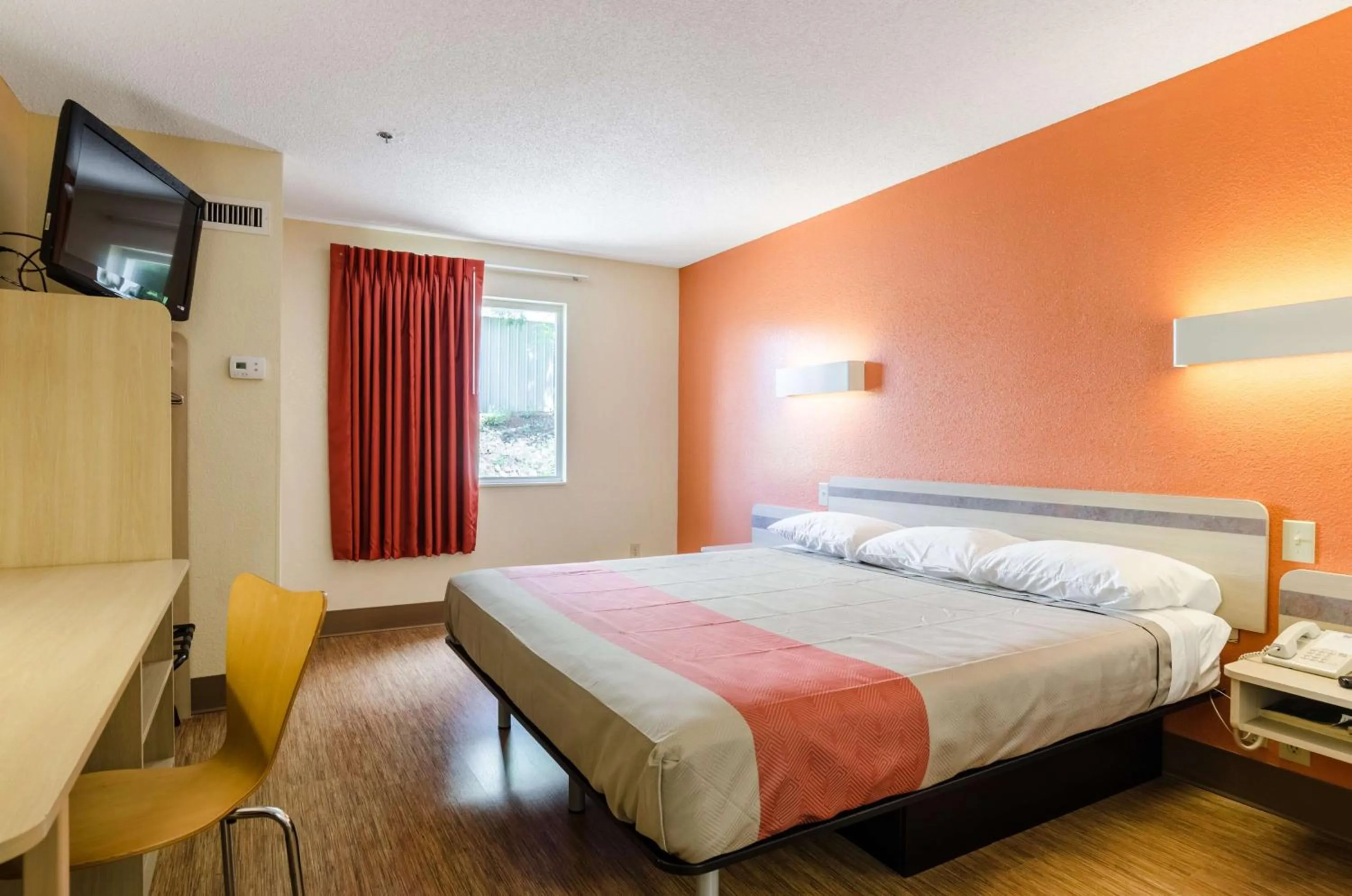 King Room - Non-Smoking in Motel 6-Bristol, VA