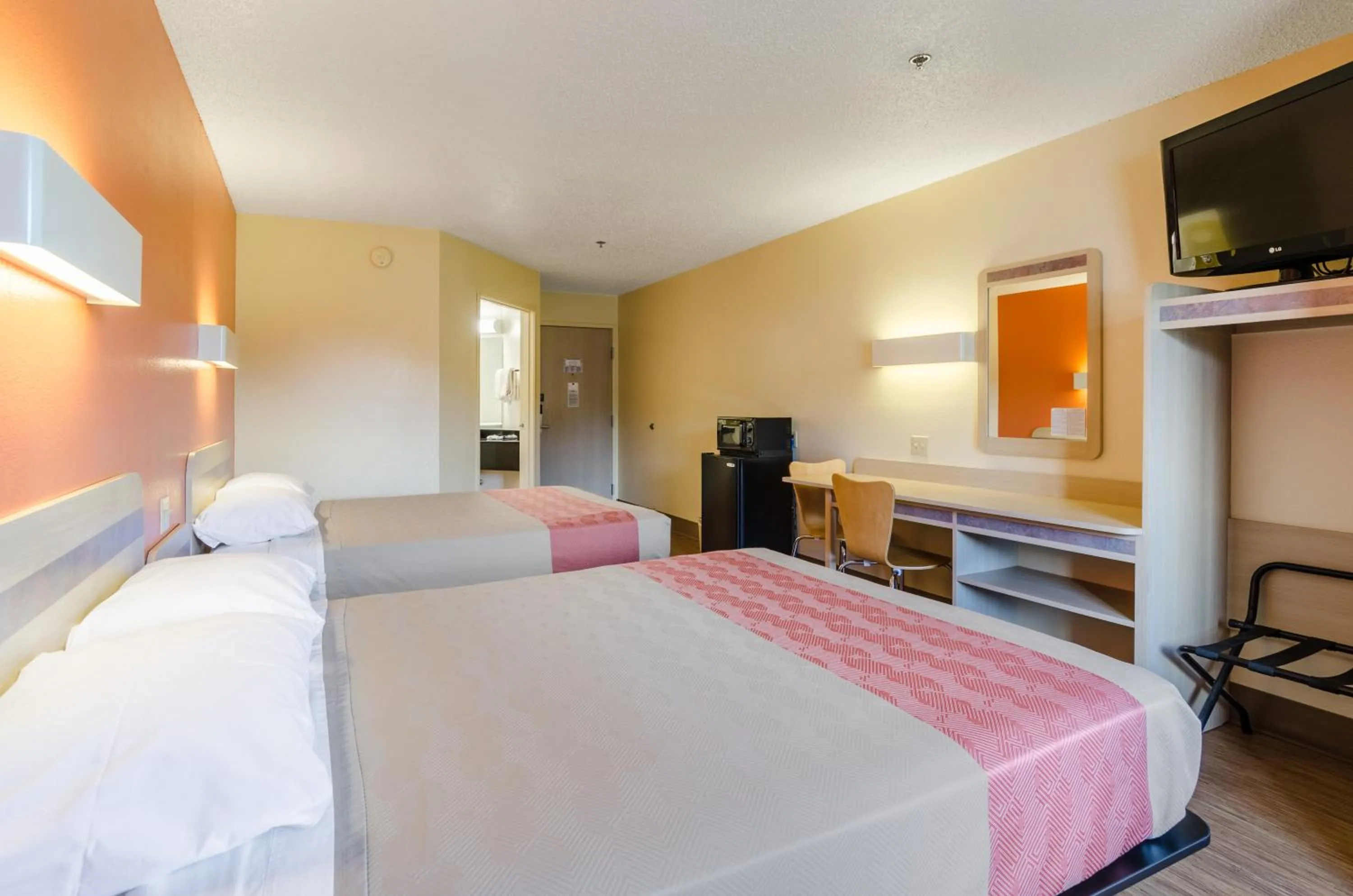 Queen Room with Two Queen Beds - Non-Smoking in Motel 6-Bristol, VA