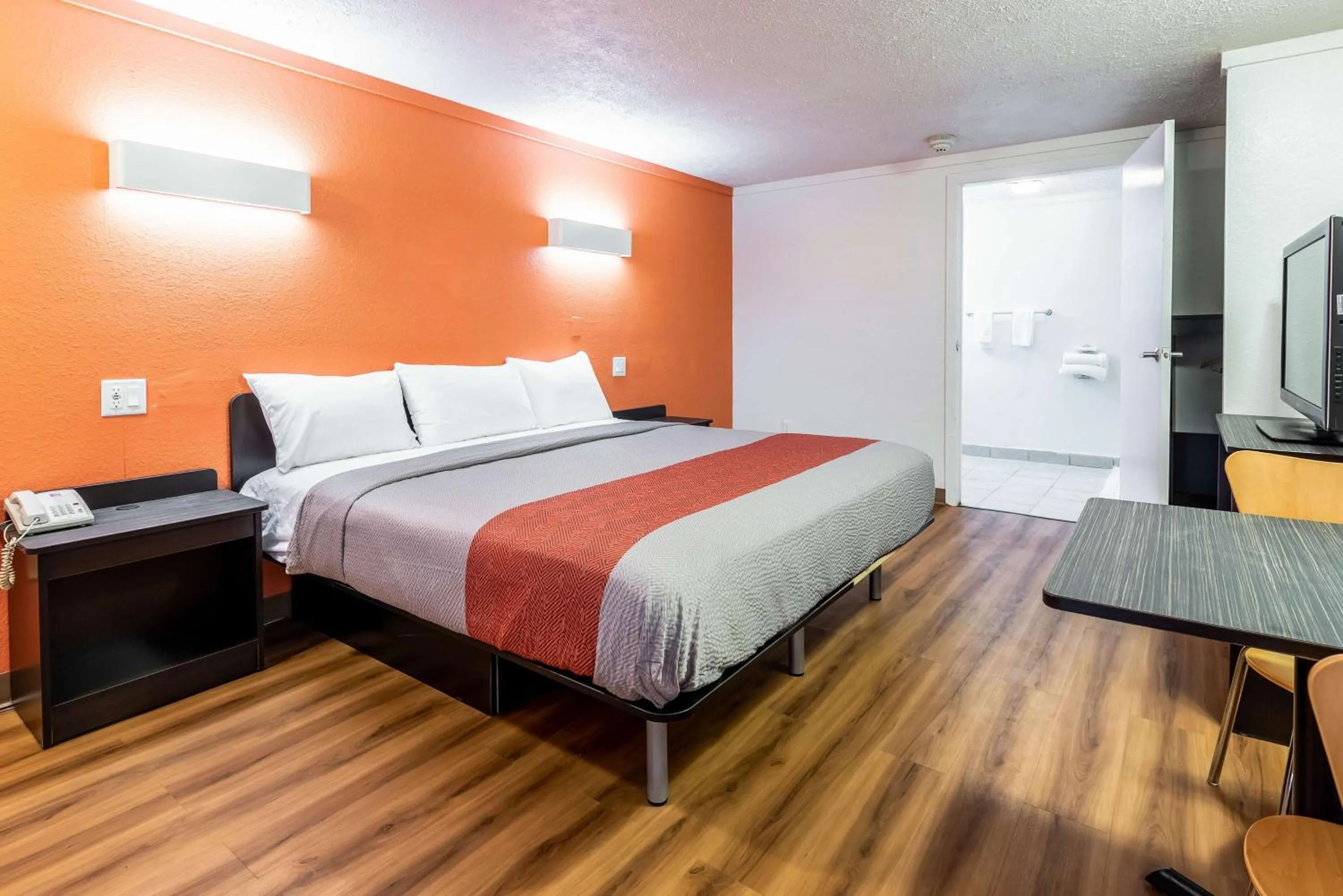 King Room - Disability Access in Motel 6-Mansfield, OH