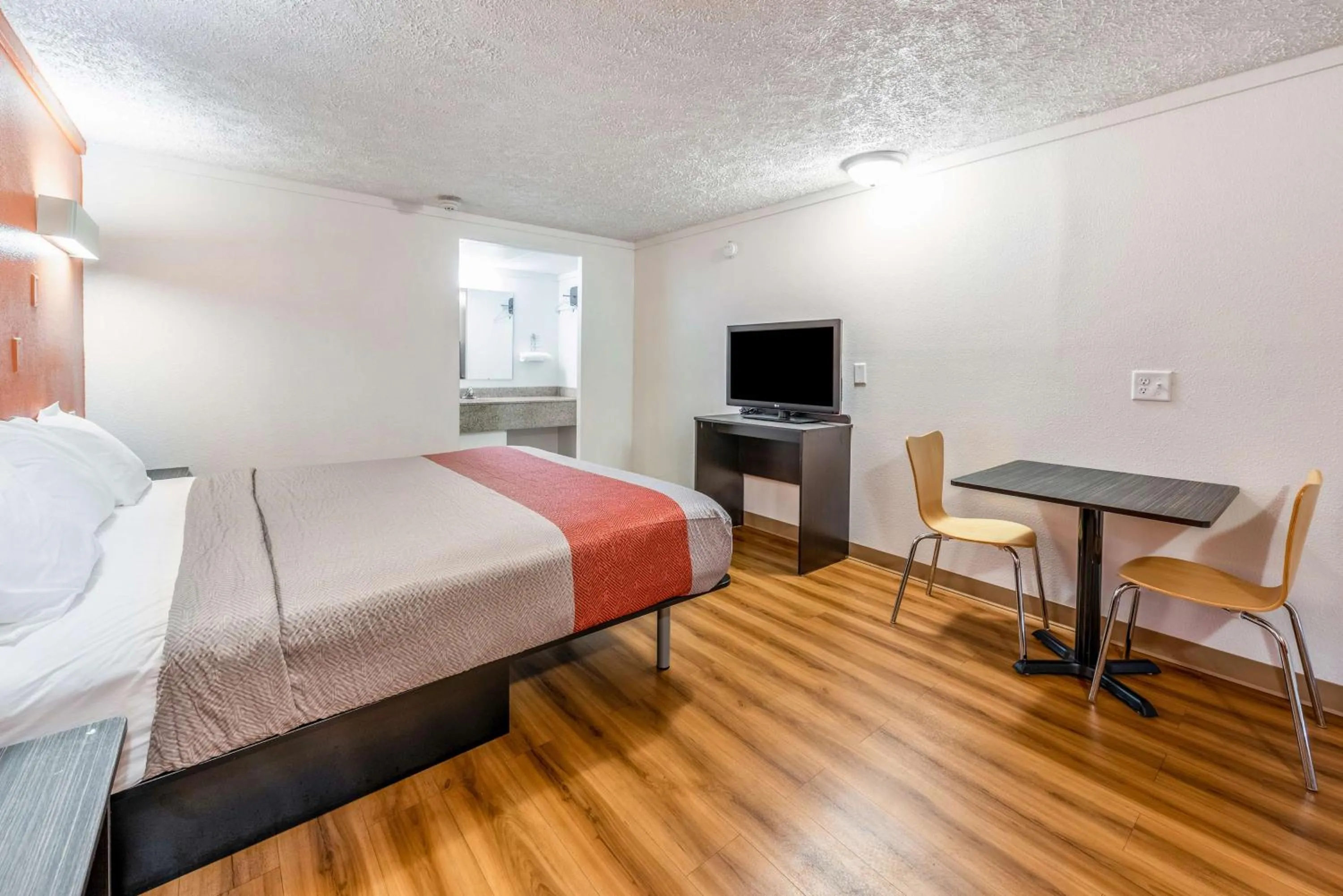 King Room - Smoking  in Motel 6-Mansfield, OH