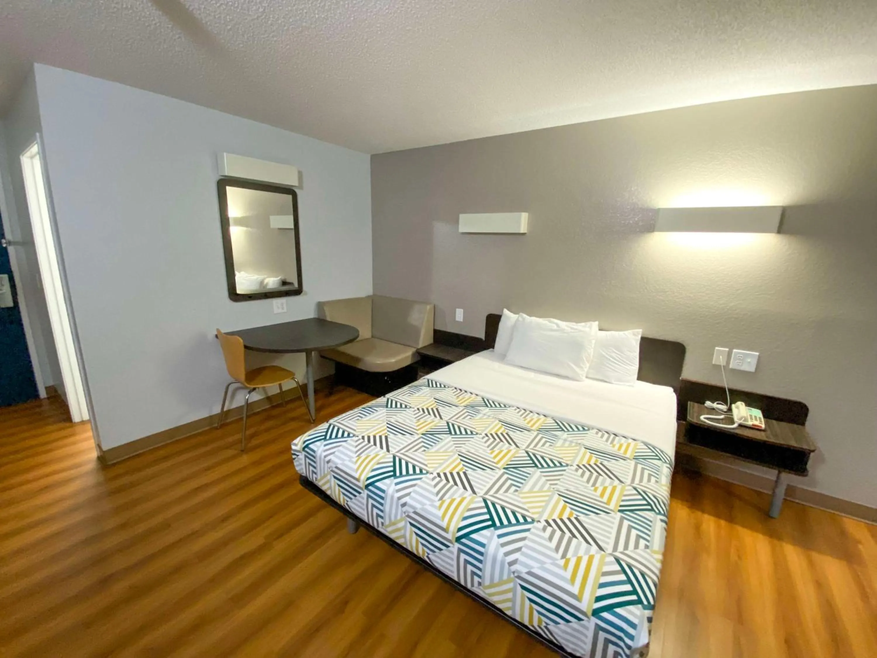 Queen Room - single occupancy - Non-Smoking in Motel 6-Salisbury, MD