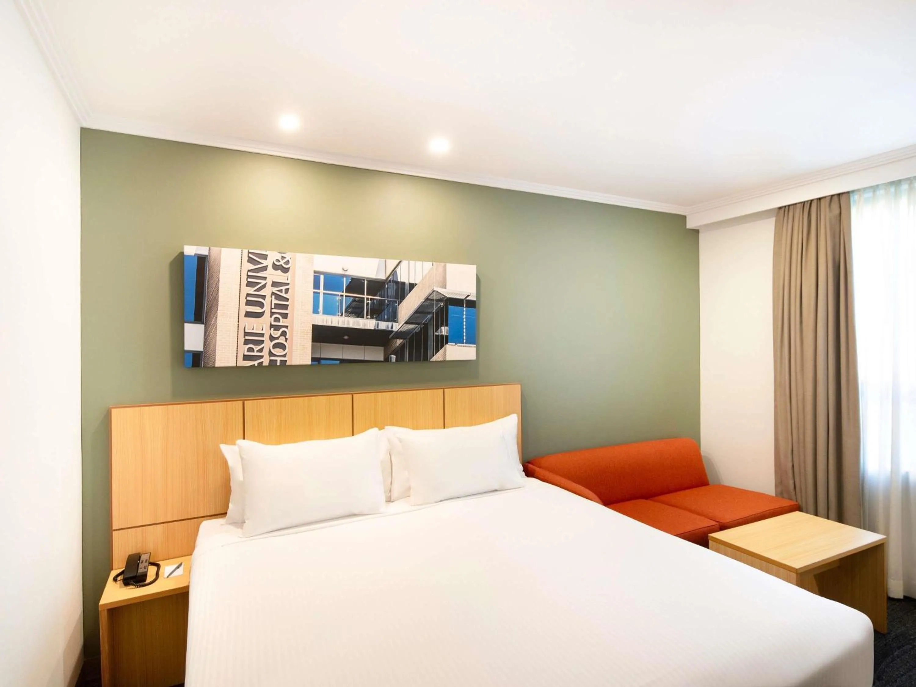 Standard Queen Room in Mercure Sydney Macquarie Park