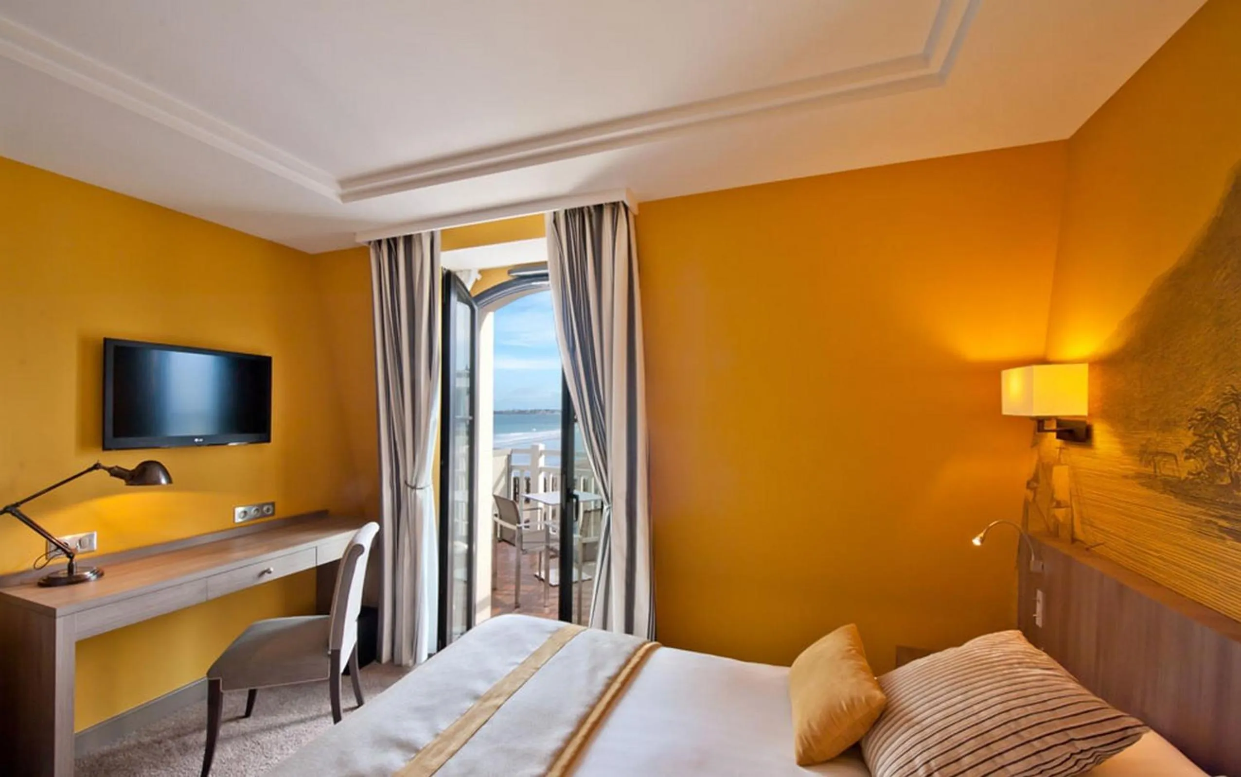 Superior Double or Twin Room with Sea View in Hôtel Le Nouveau Monde