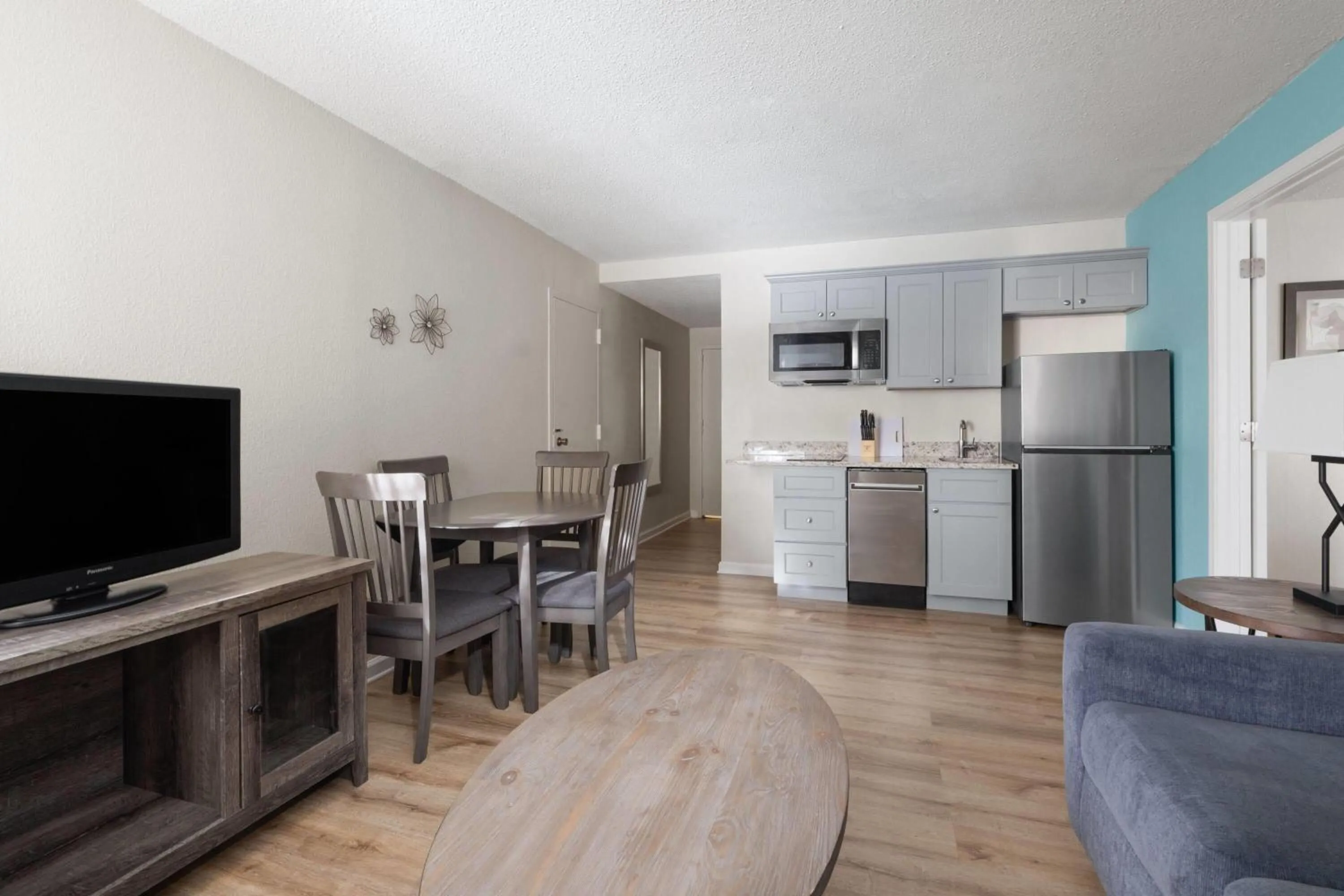 One-Bedroom Suite with Two Queen Beds and Kitchenette - Non-Smoking in Village Inn Clemmons-Winston Salem, Trademark by Wyndham