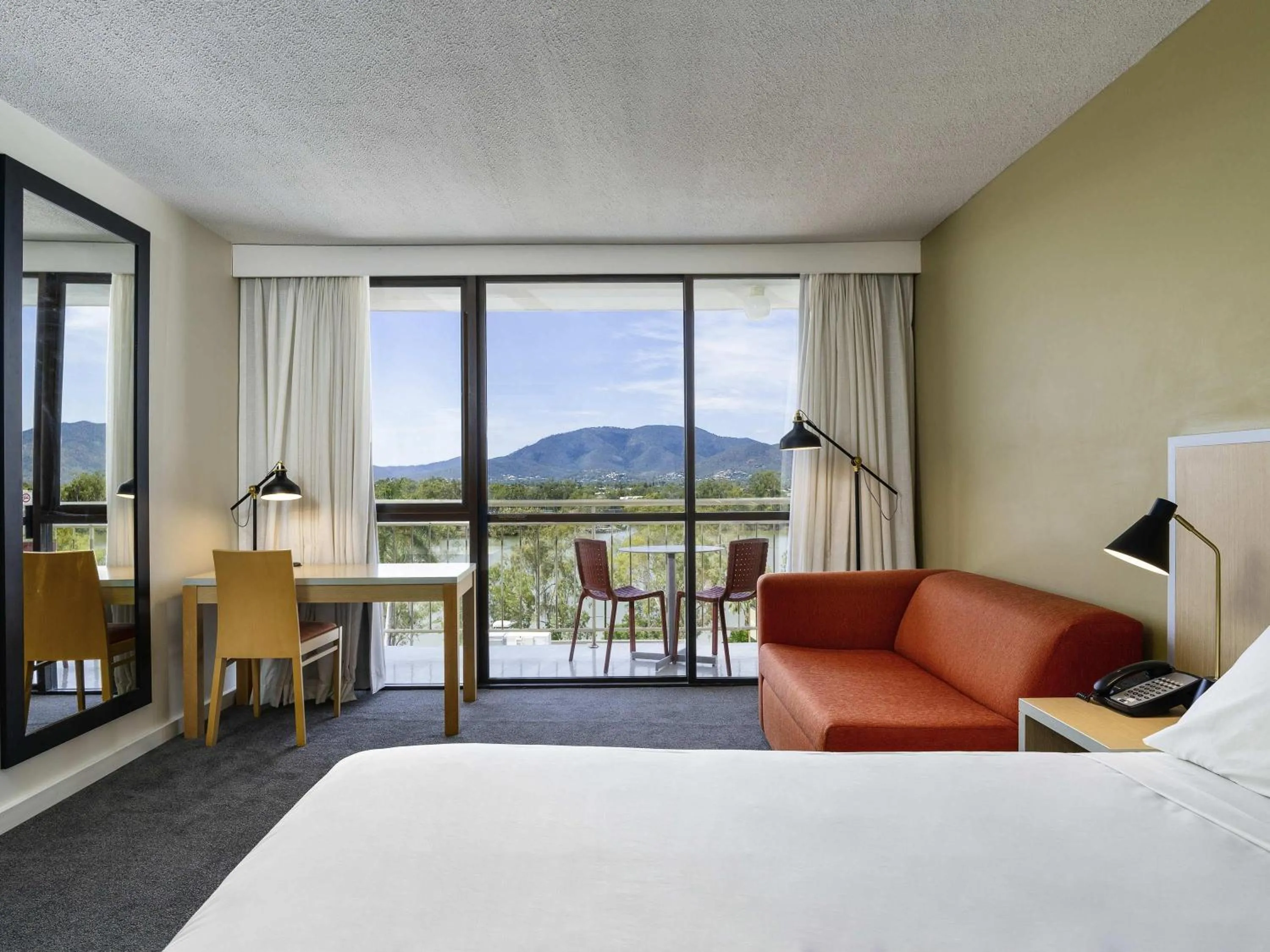 Standard Queen Room - River Side in Mercure Rockhampton