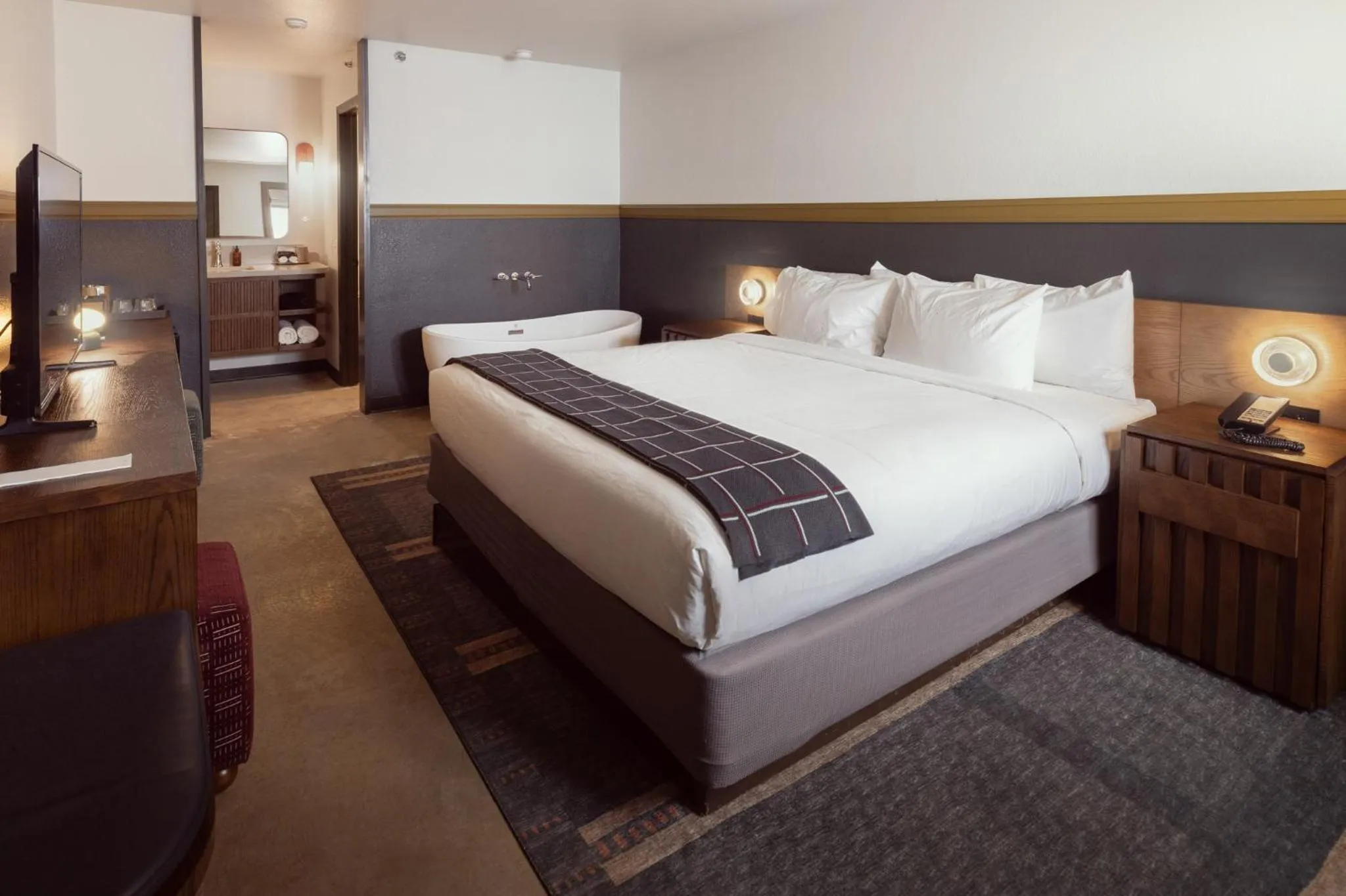 King Room with Spa Bath - Ground Floor in The Ozarker Lodge