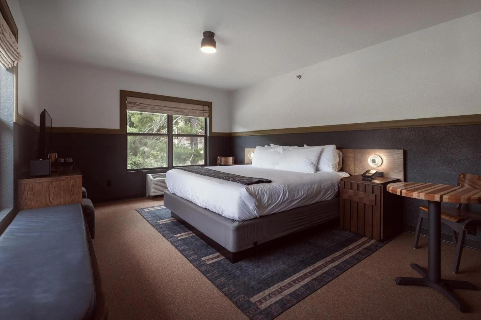 King Suite with Sofa Bed - High Floor in The Ozarker Lodge