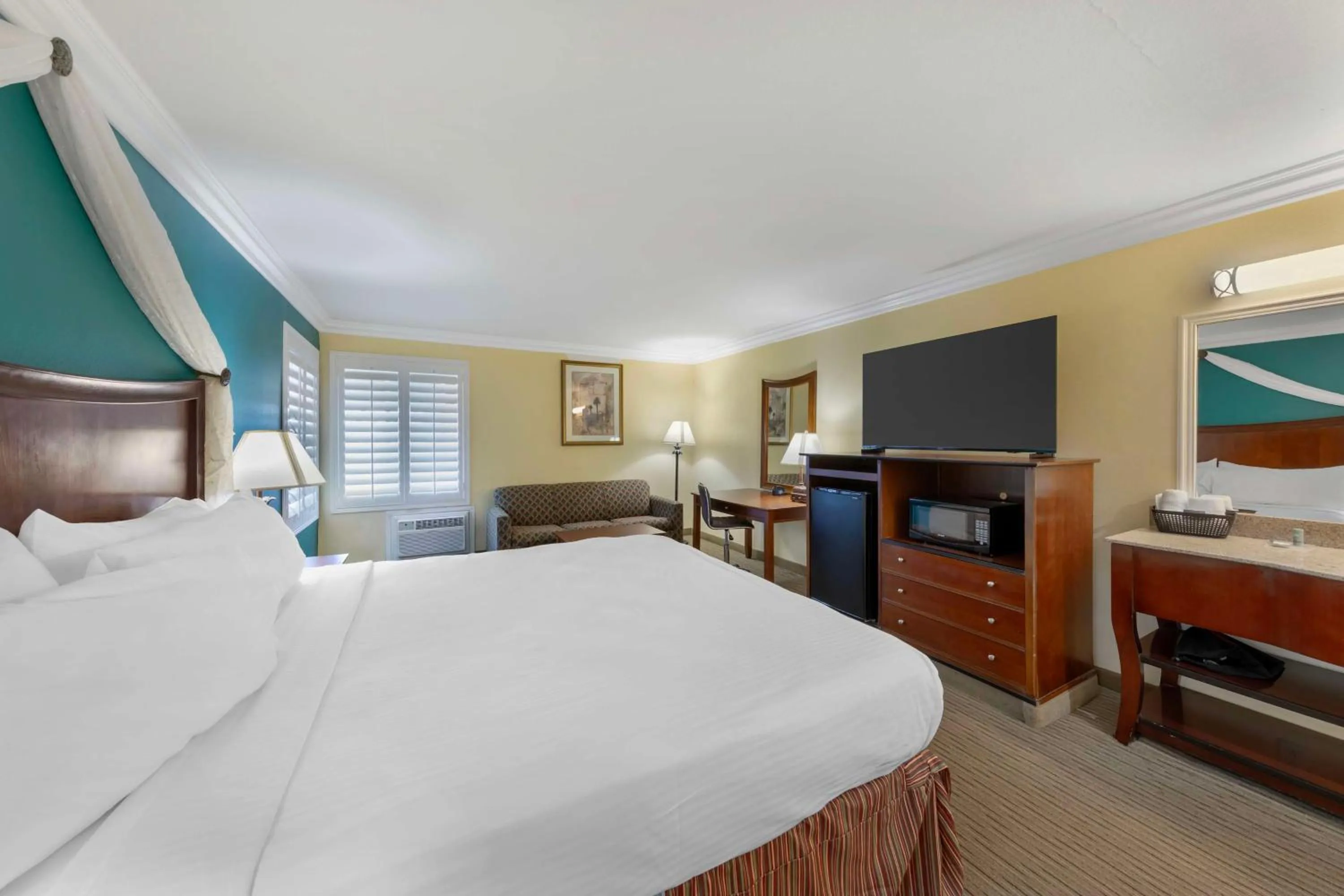 King Room in Best Western Harbour Inn & Suites Huntington - Sunset Beach