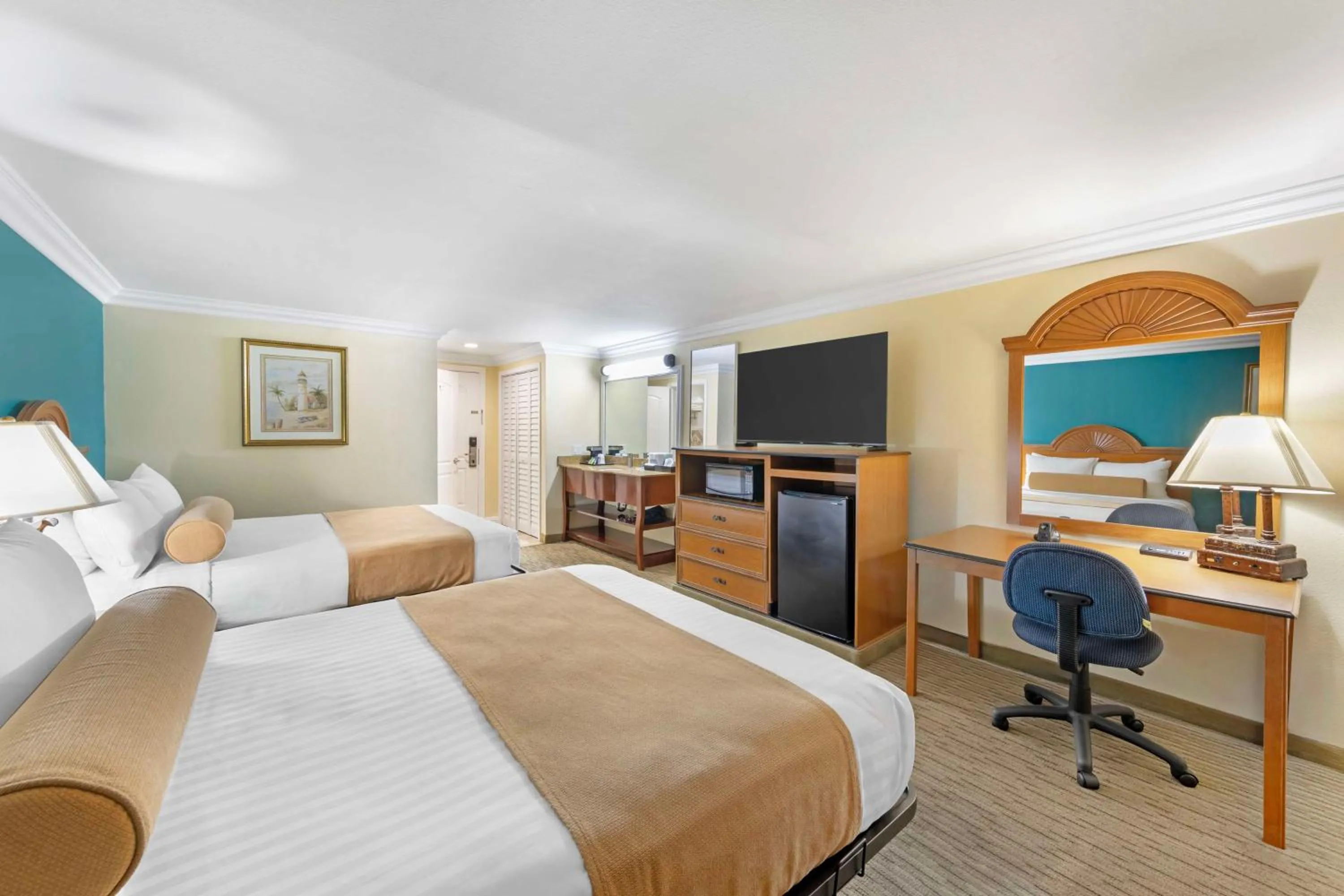 Queen Room with Two Queen Beds with Balcony in Best Western Harbour Inn & Suites Huntington - Sunset Beach