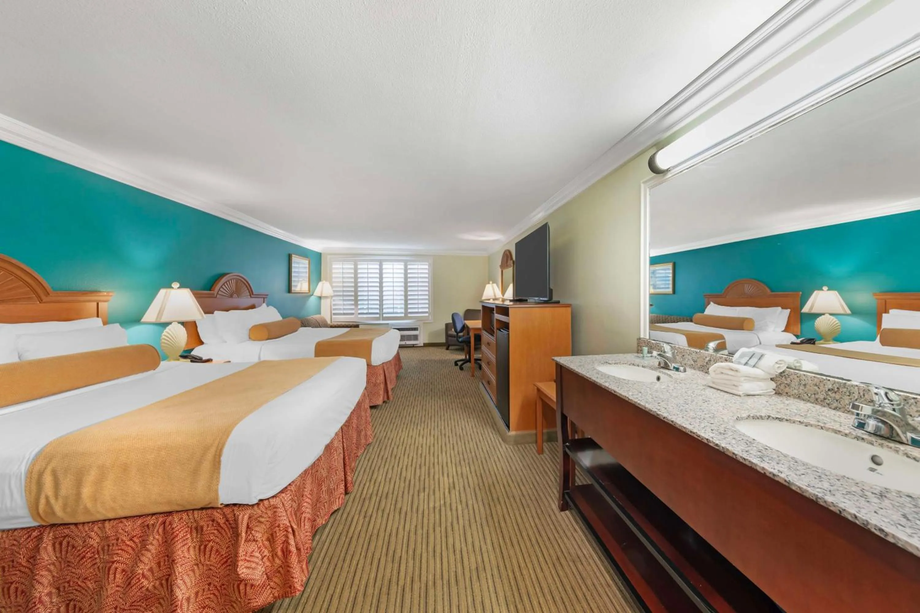 Queen Room with Two Queen Beds in Best Western Harbour Inn & Suites Huntington - Sunset Beach