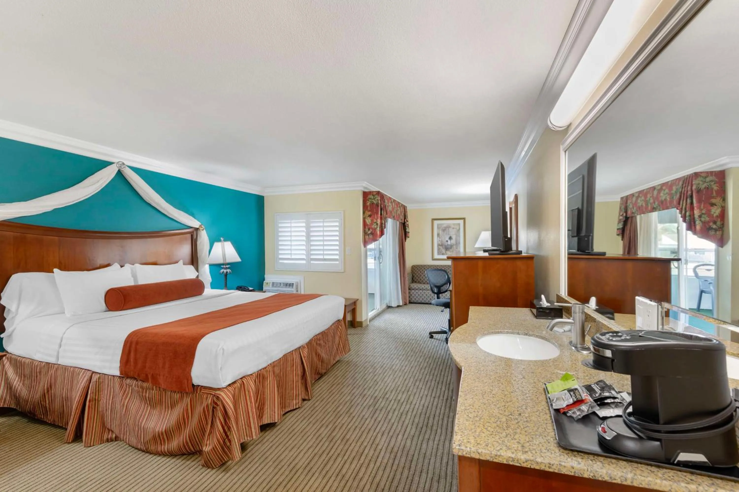 King Suite with Harbor View in Best Western Harbour Inn & Suites Huntington - Sunset Beach