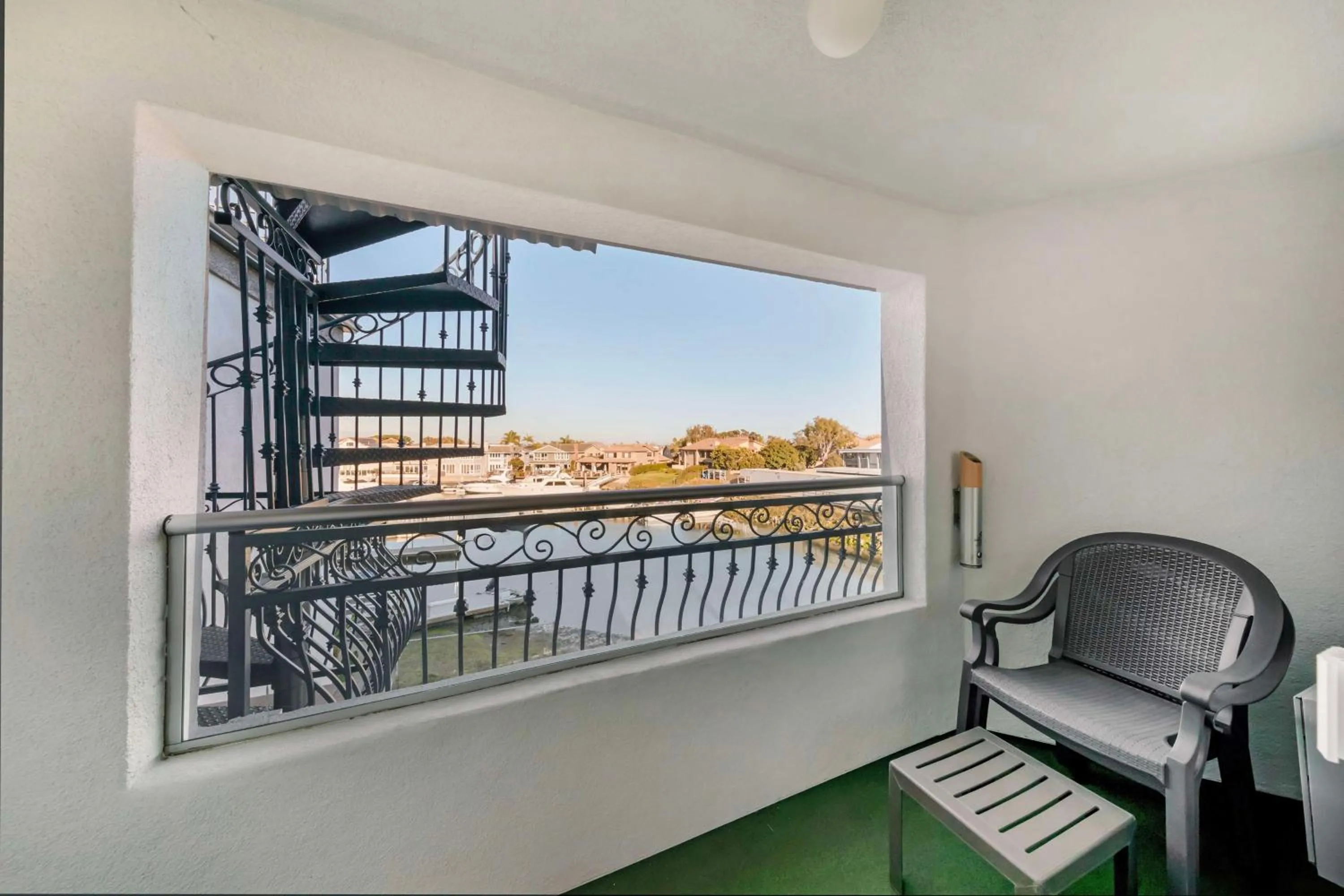 King Suite with Spa Bath in Best Western Harbour Inn & Suites Huntington - Sunset Beach