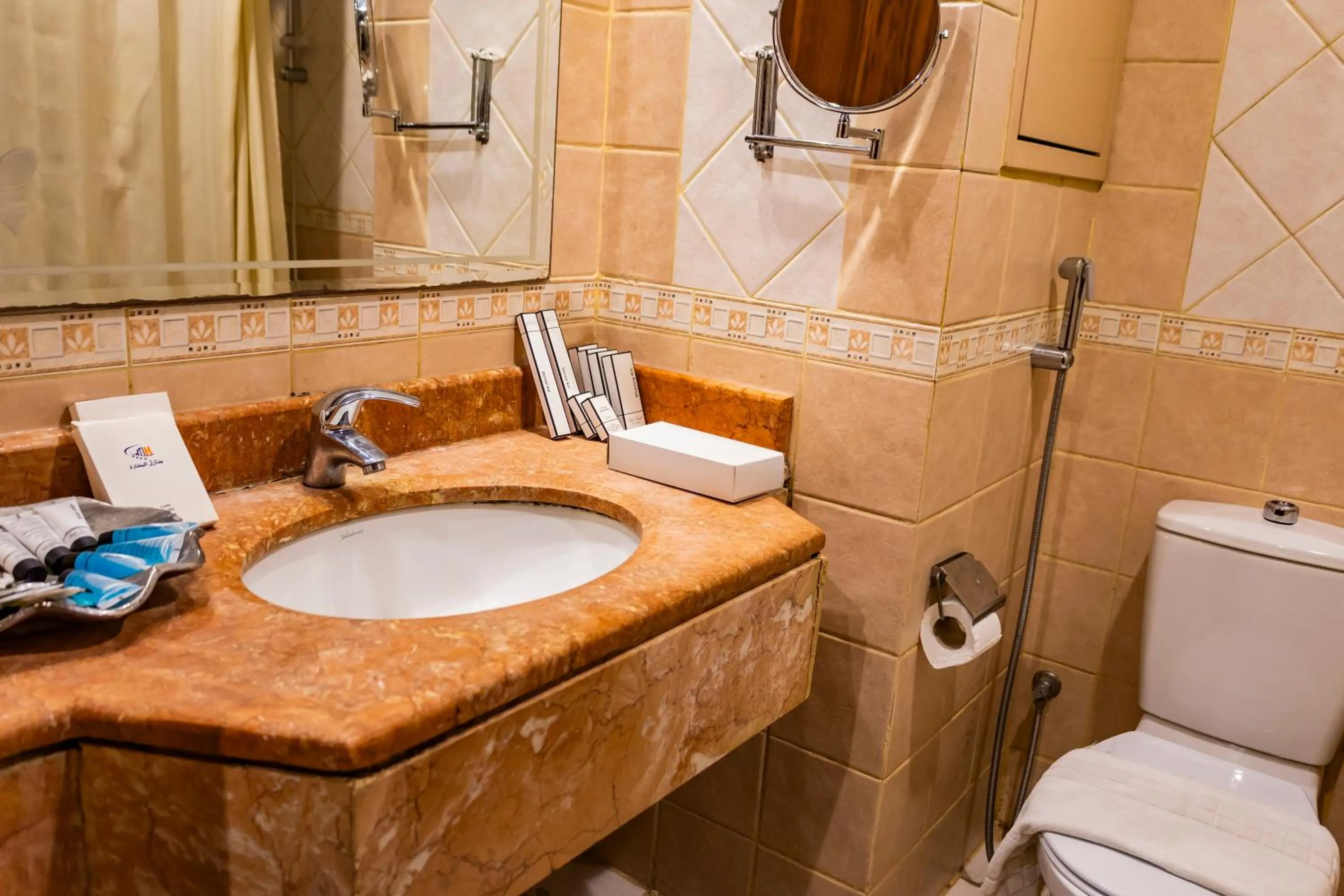 Standard Twin Room in Zowar Alalami Hotel فندق زوار العالمي