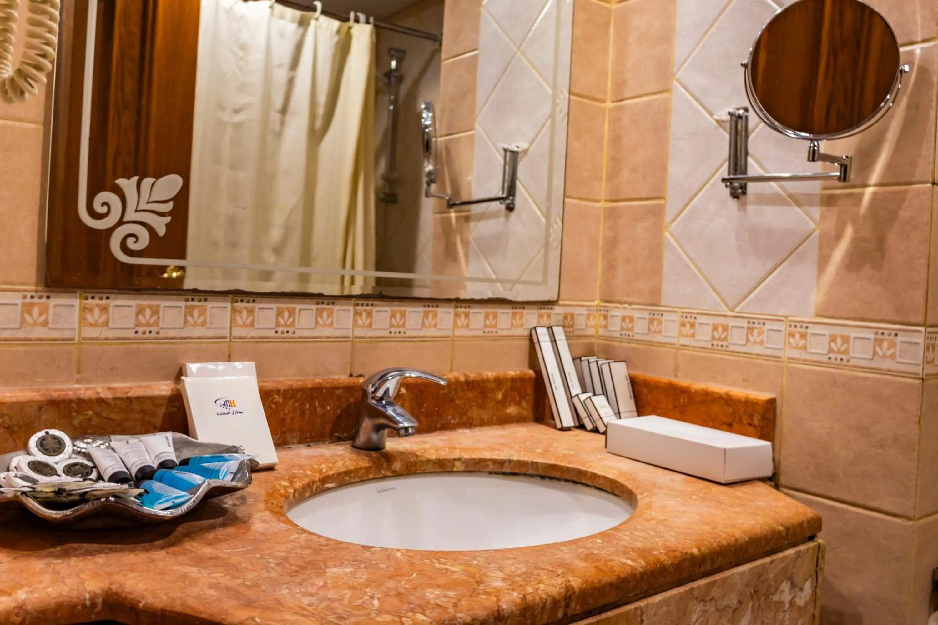 Deluxe King Room in Zowar Alalami Hotel فندق زوار العالمي