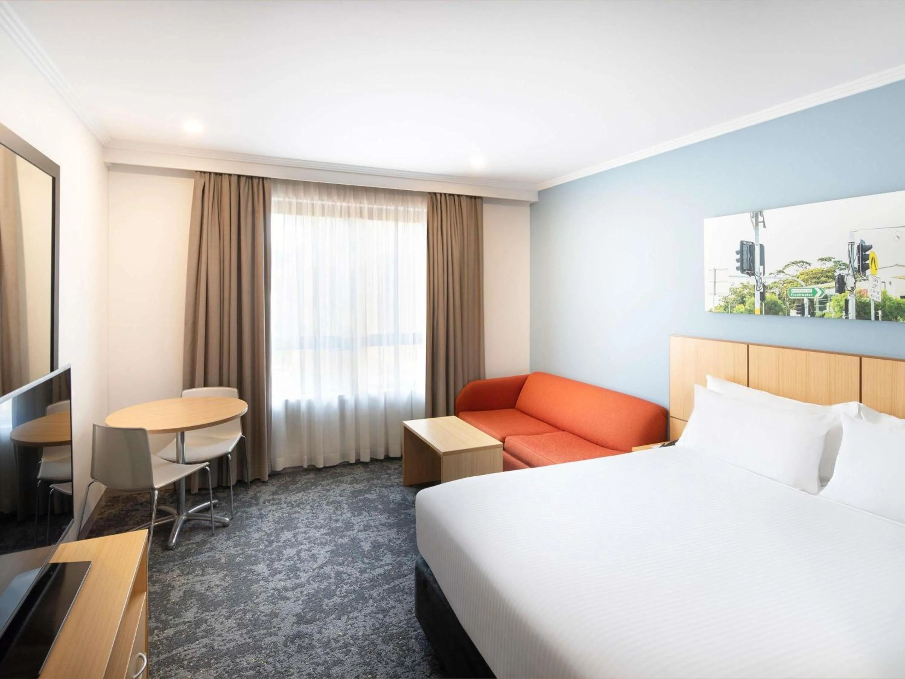 Standard Queen Room in Mercure Brisbane Garden City