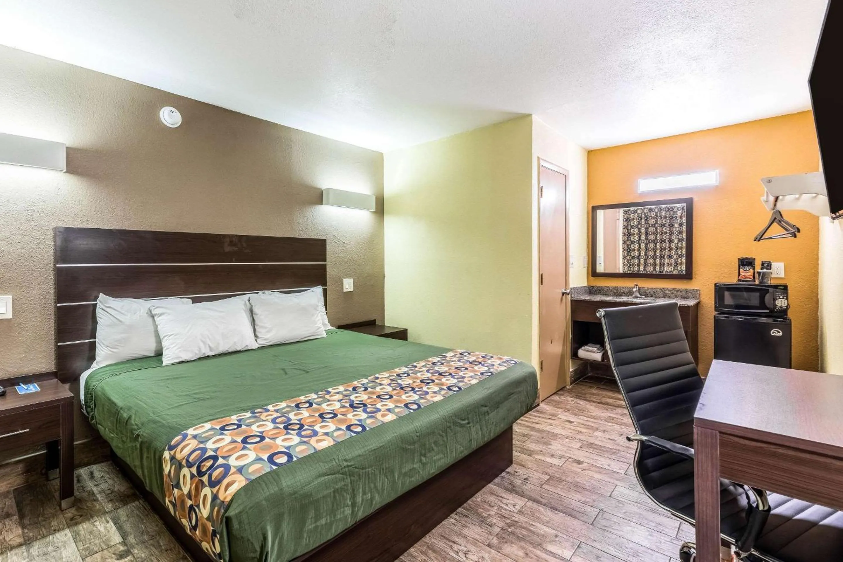 Queen Room - Non-Smoking in Rodeway Inn Fairgrounds-Casino