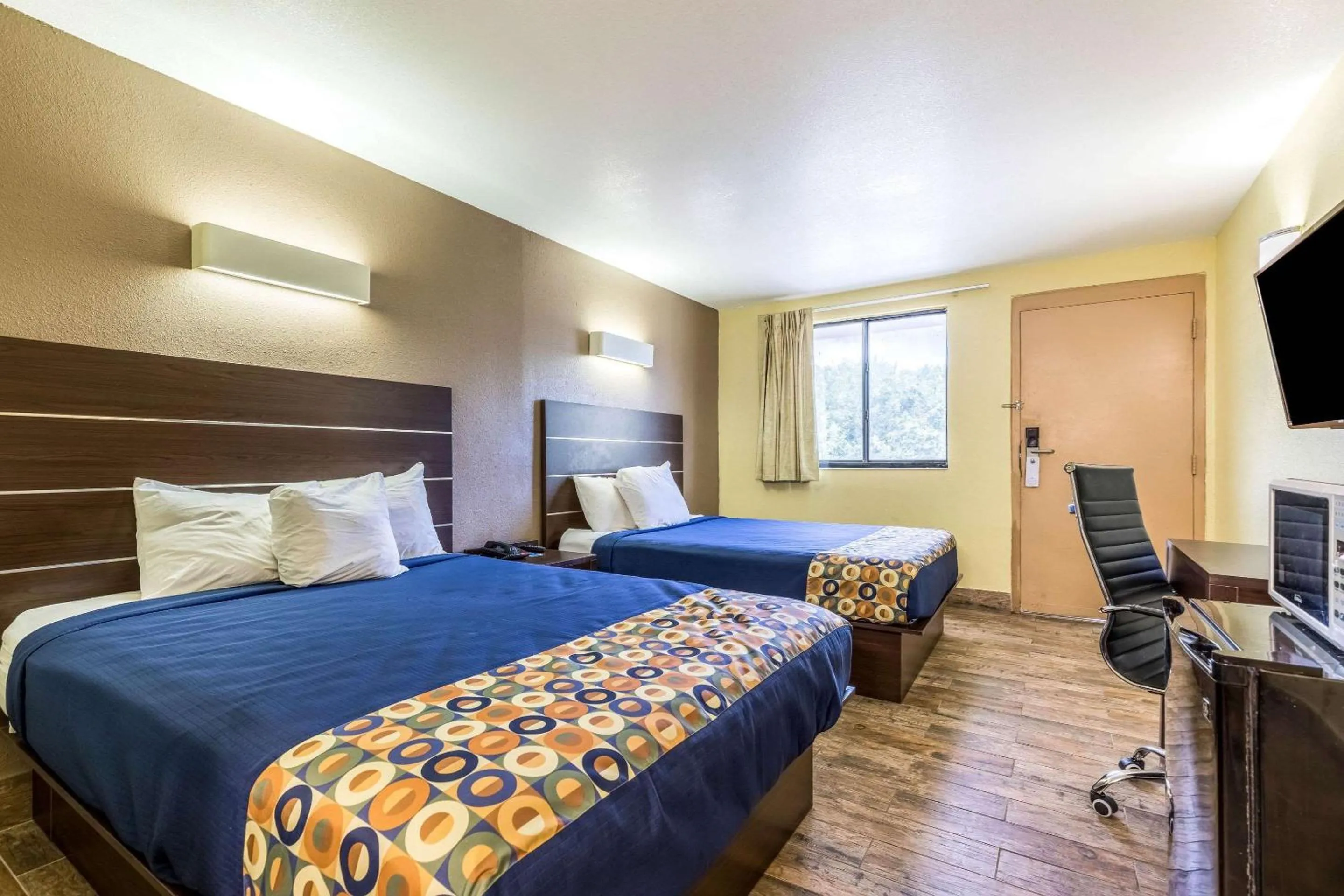 Queen Room with Two Queen Beds - Smoking in Rodeway Inn Fairgrounds-Casino