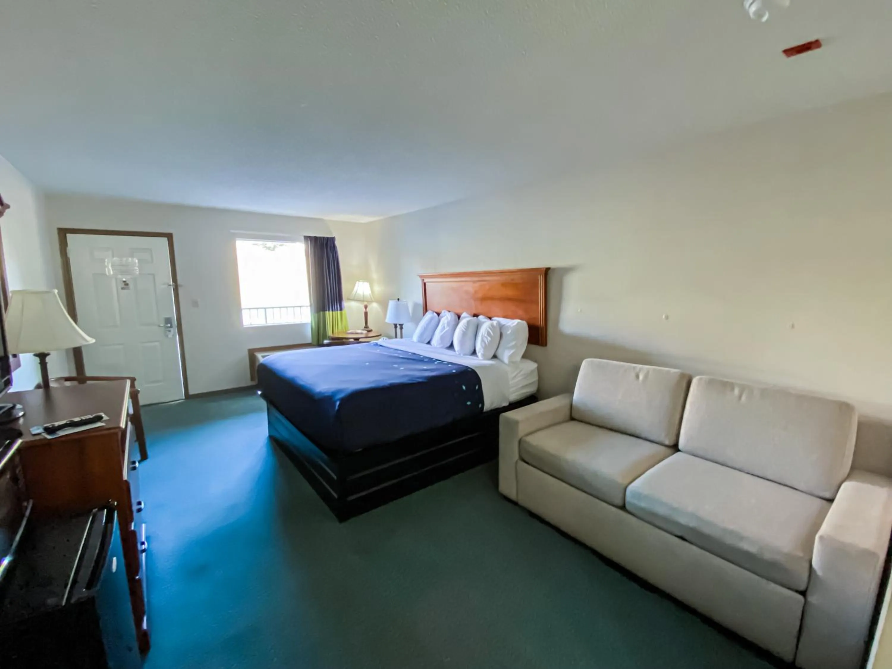 Superior King Room : Ground Level in Green Gables Inn