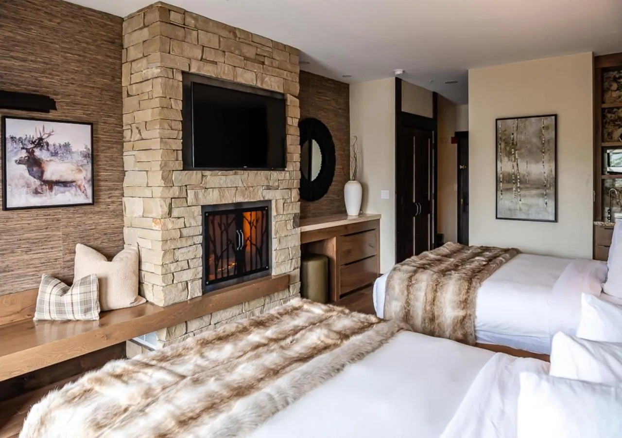 Queen Room with Two Queen Beds with Lake View - Ground Floor in The Estes Park Resort