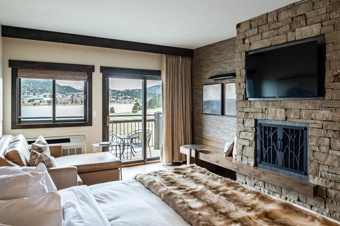 King Room with Lake View in The Estes Park Resort