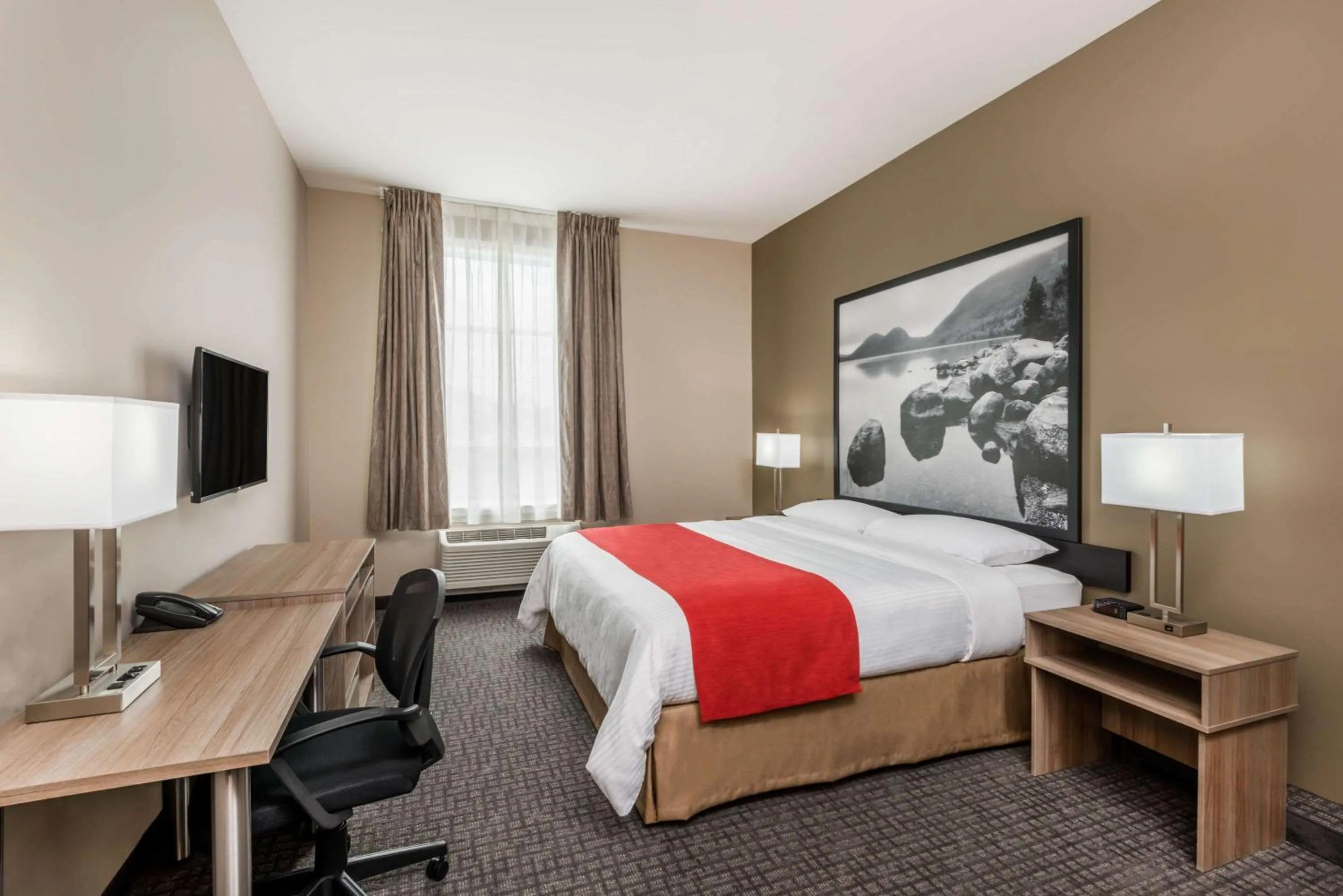 King Room - Disability Access/Non-Smoking in Super 8 by Wyndham Mont Laurier