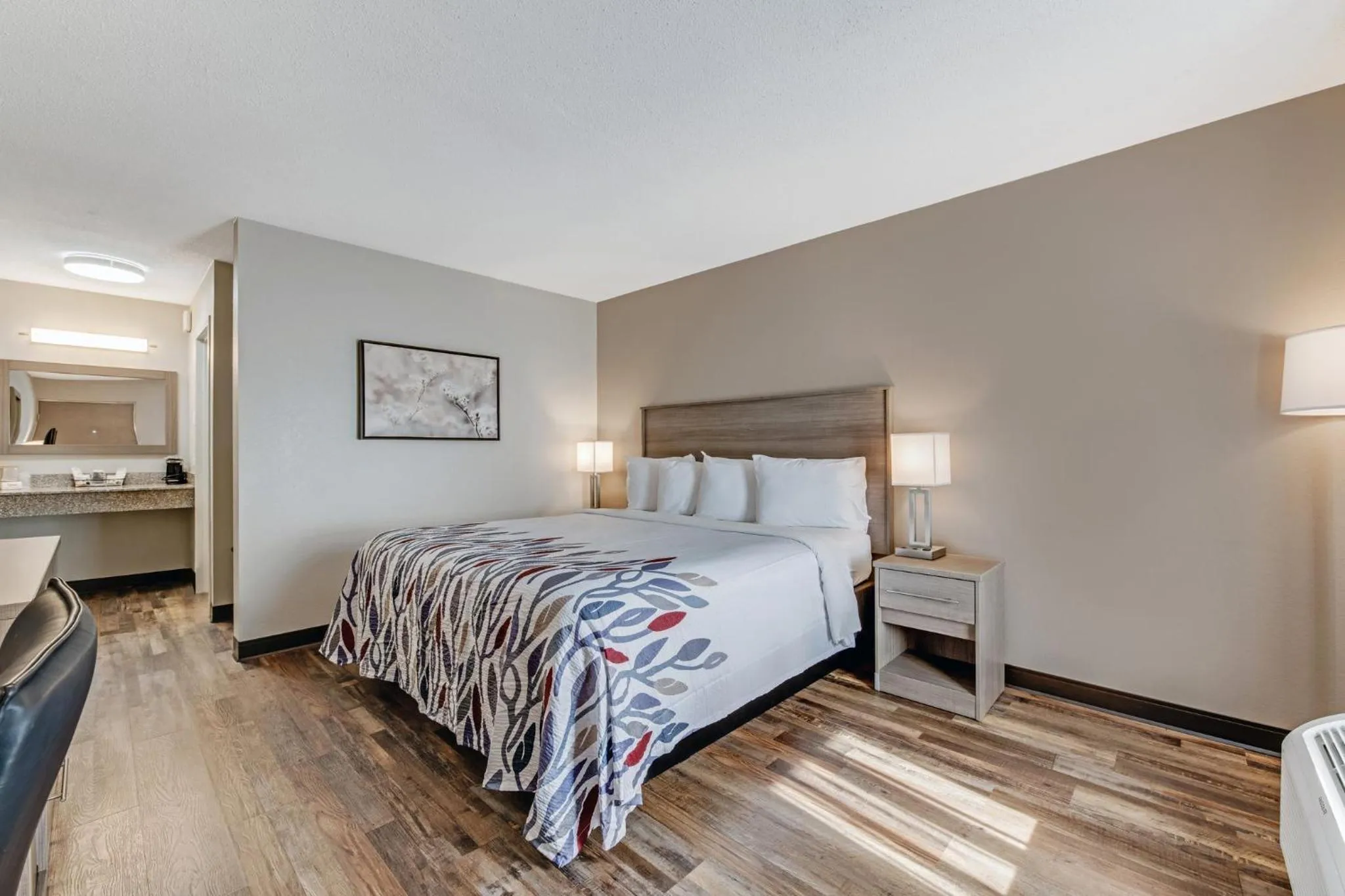 Deluxe King Room Non-Smoking in Red Roof Inn & Suites Wilkesboro