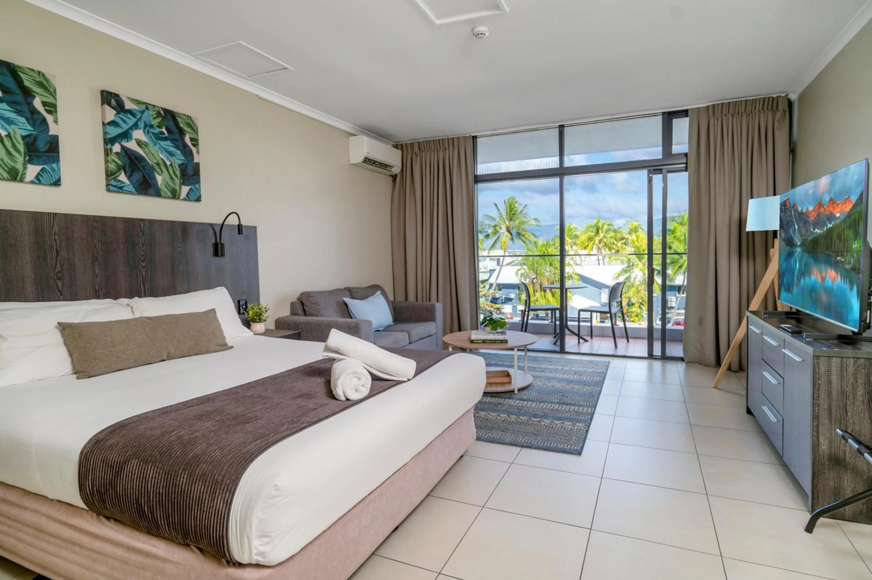 King Split + balcony (Mountain view) in Alivio Hotel Cairns