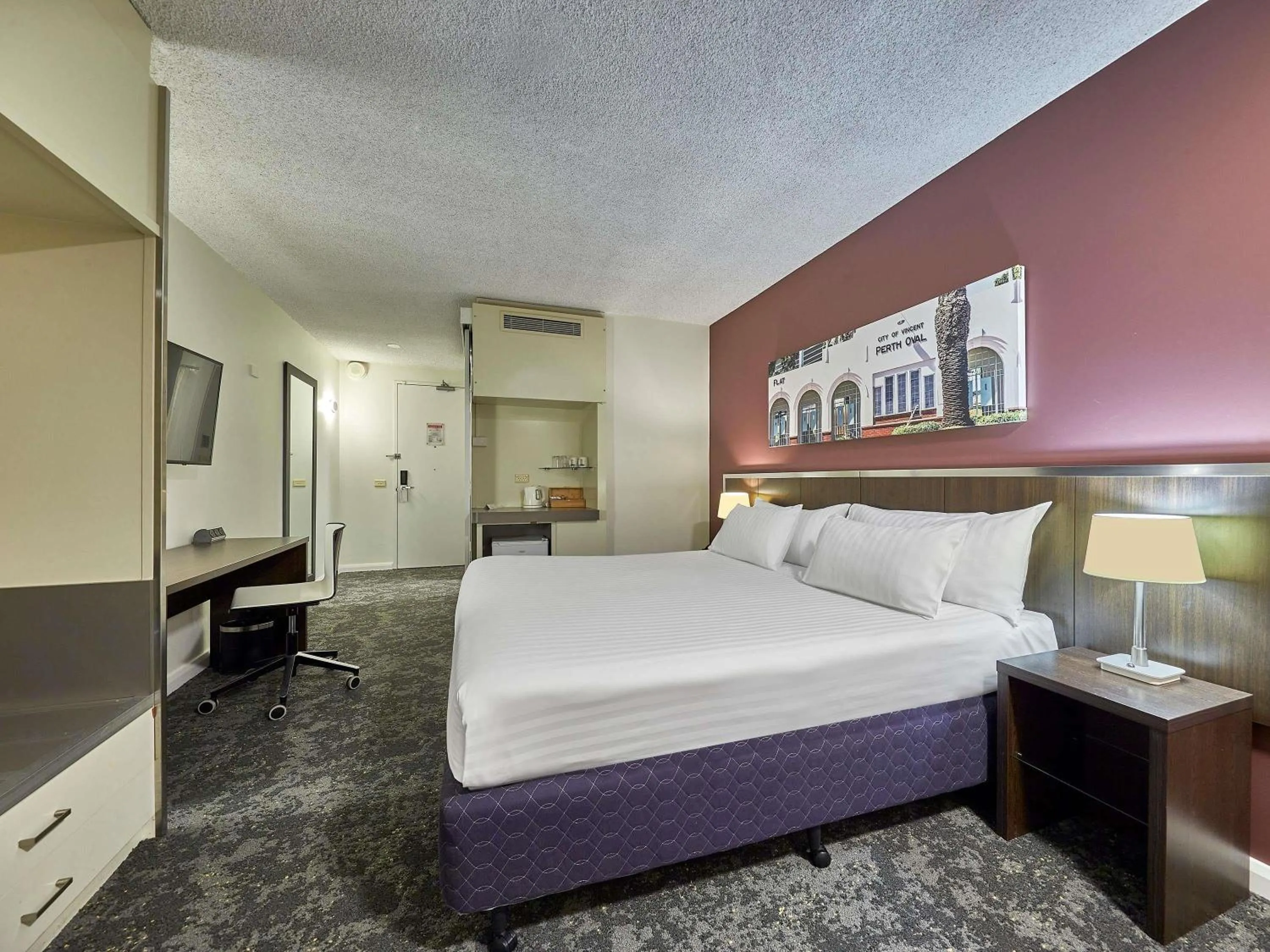 Standard Queen Room in Mercure Perth On Hay