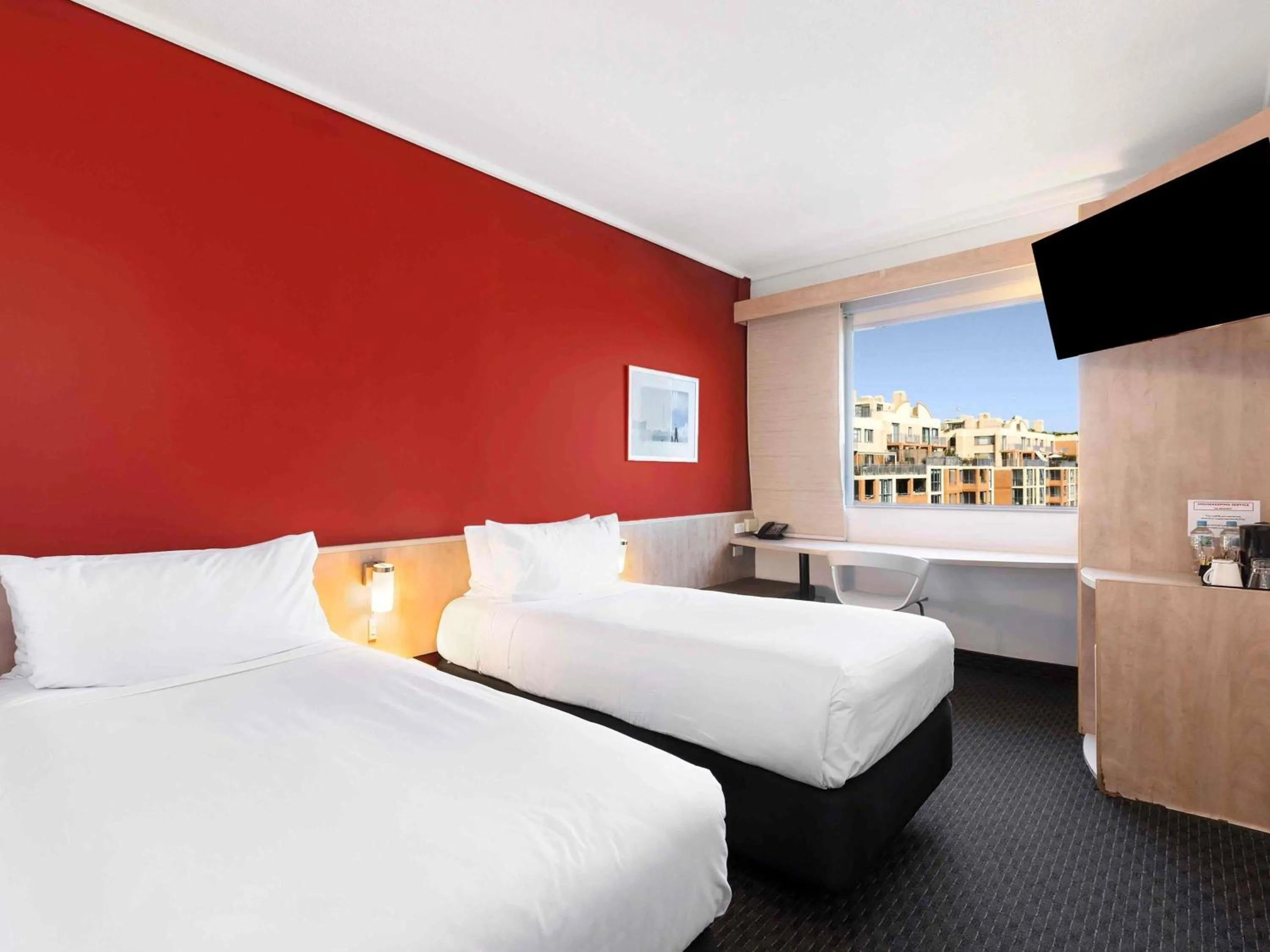 Standard Twin Room in ibis Sydney Darling Harbour
