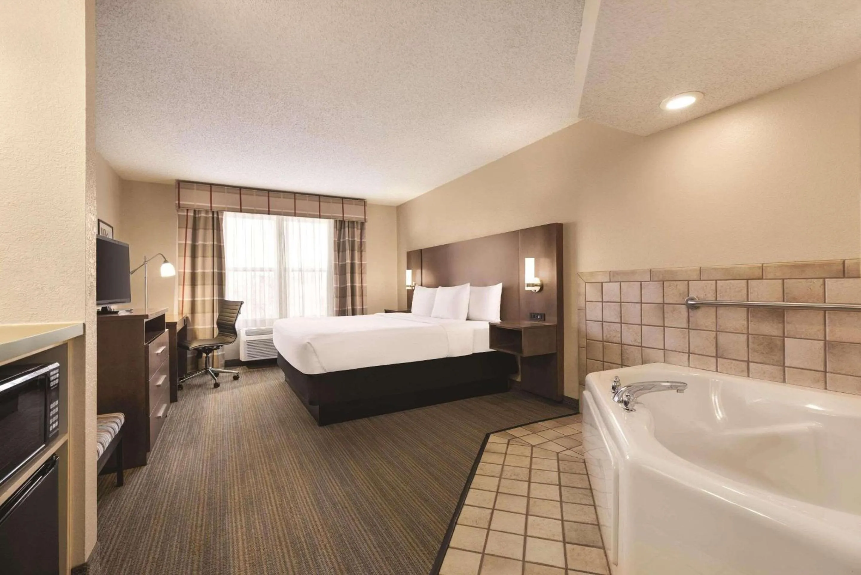King Suite with Whirlpool - Non-smoking in Country Inn & Suites by Radisson, Forest Lake, MN