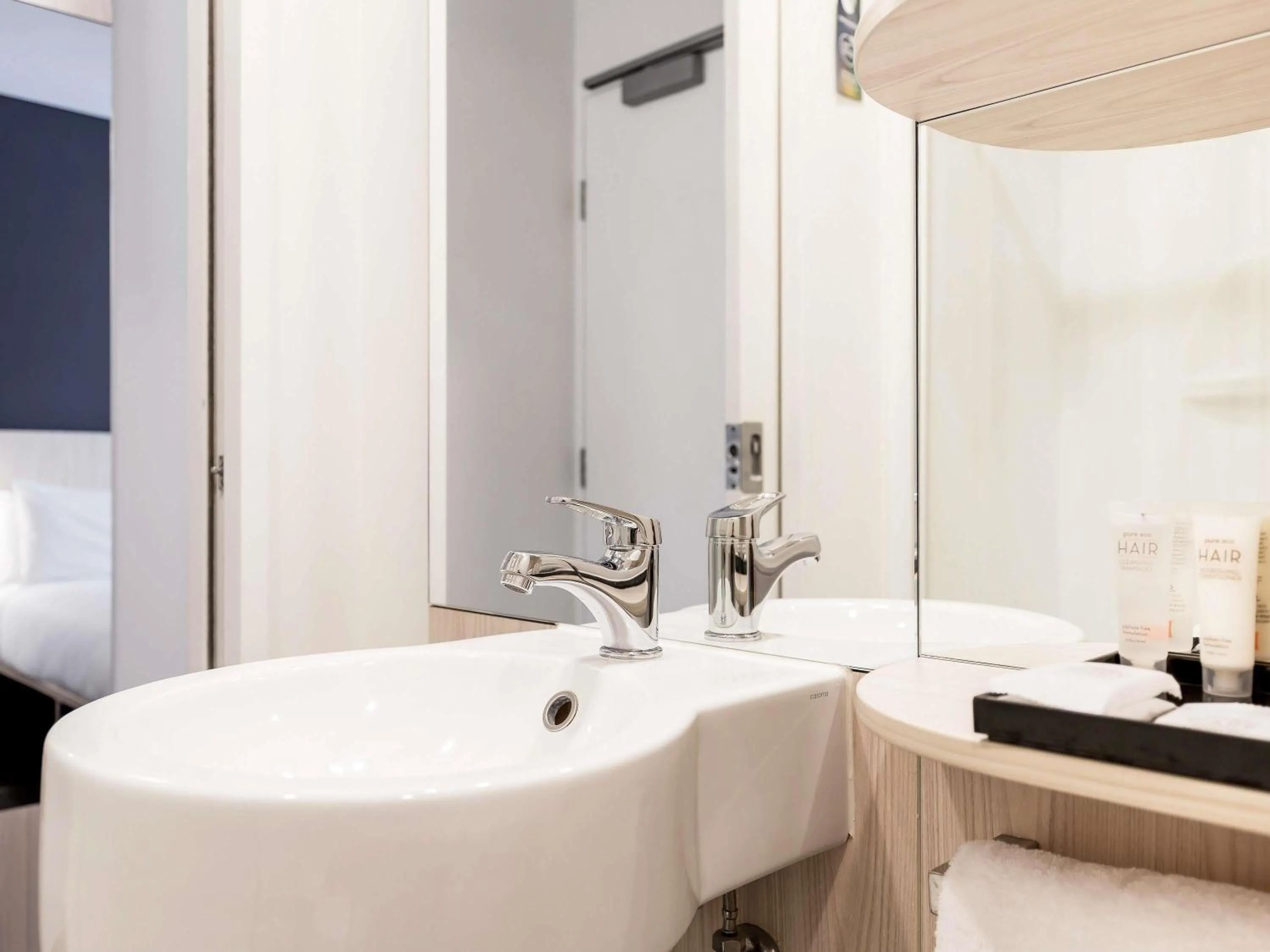 Standard Queen Room in ibis Sydney Barangaroo