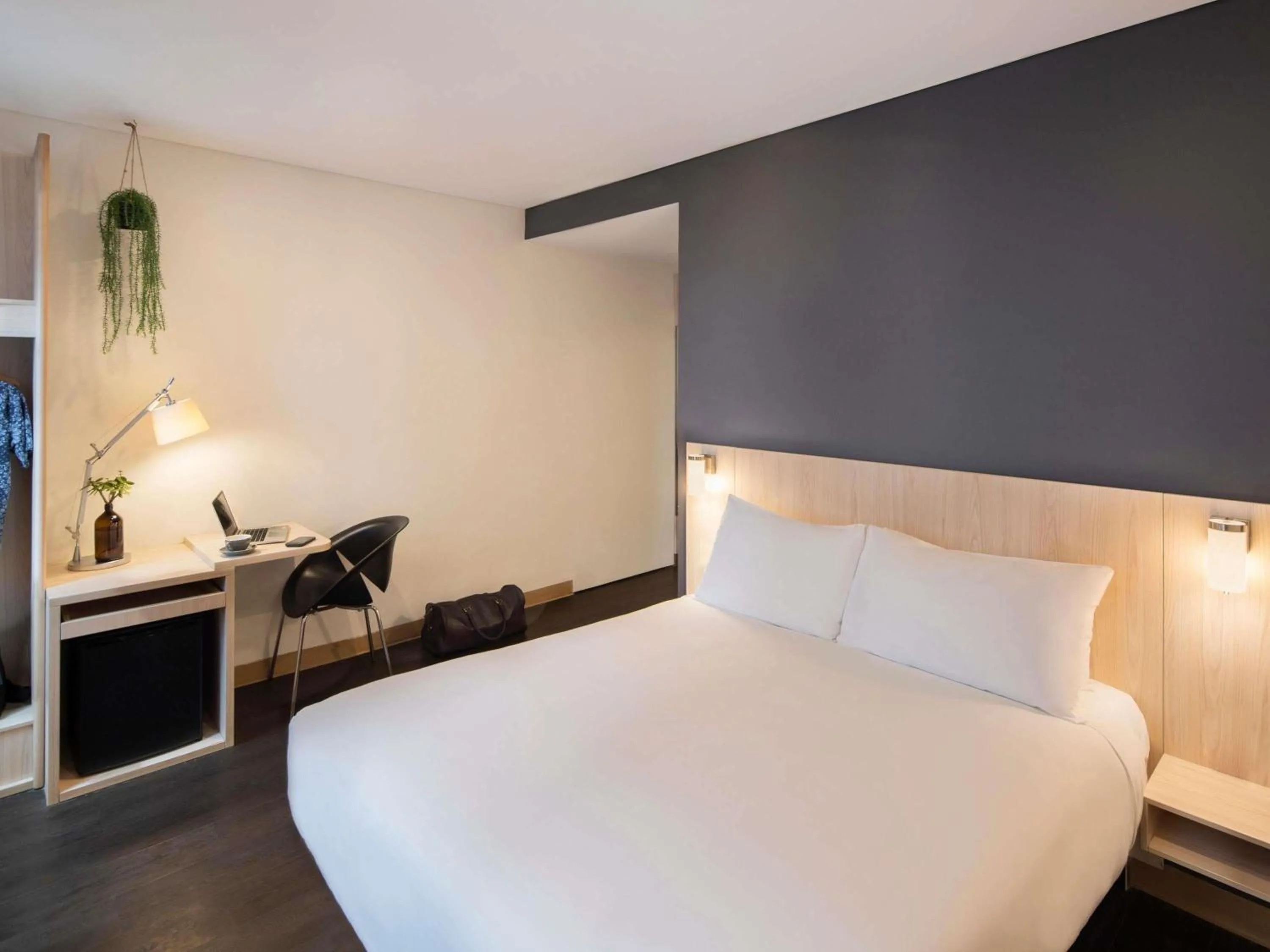 Superior Queen Room in ibis Sydney Barangaroo