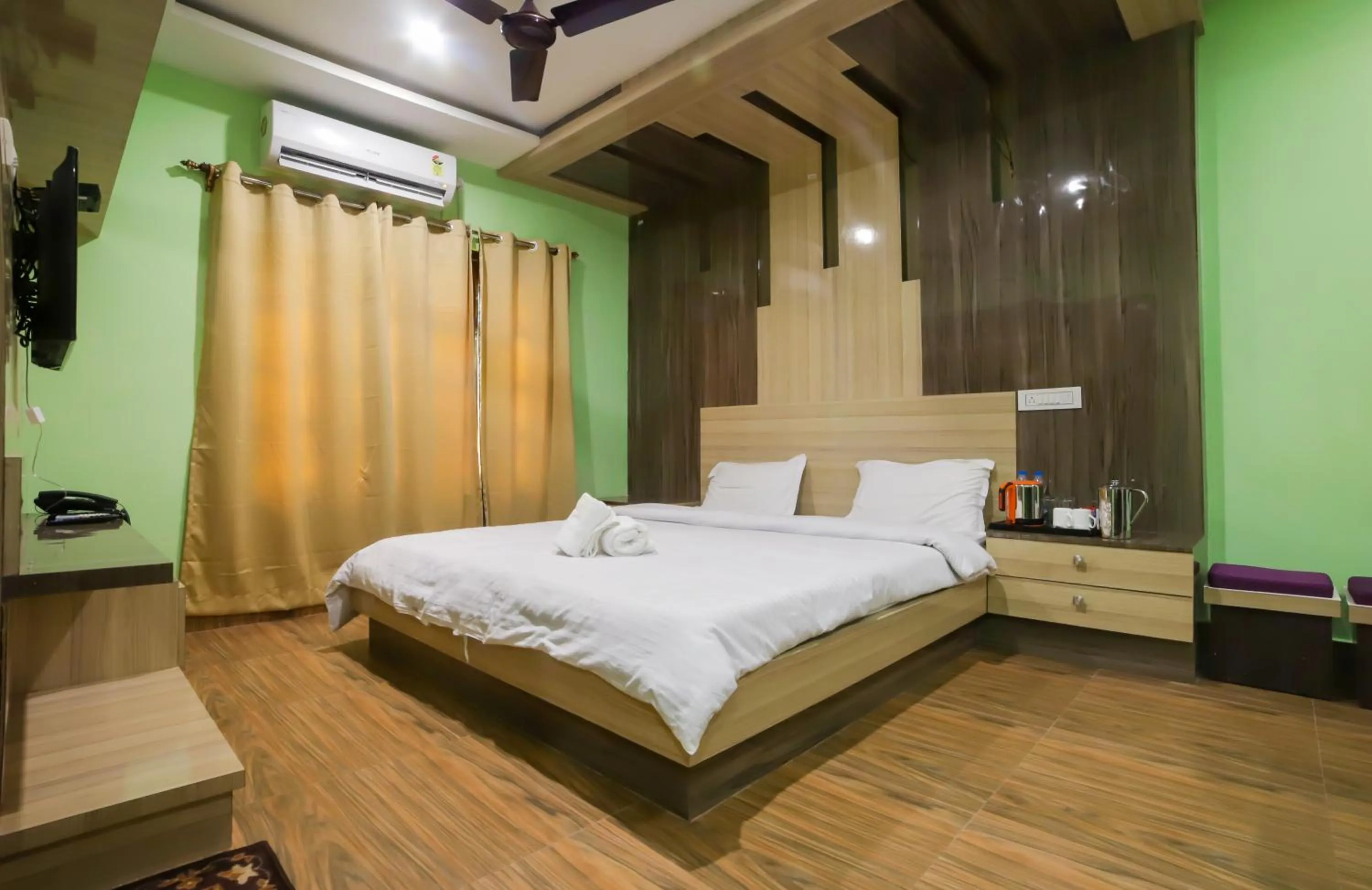 Double Room with Balcony - single occupancy in Resort Trimurti