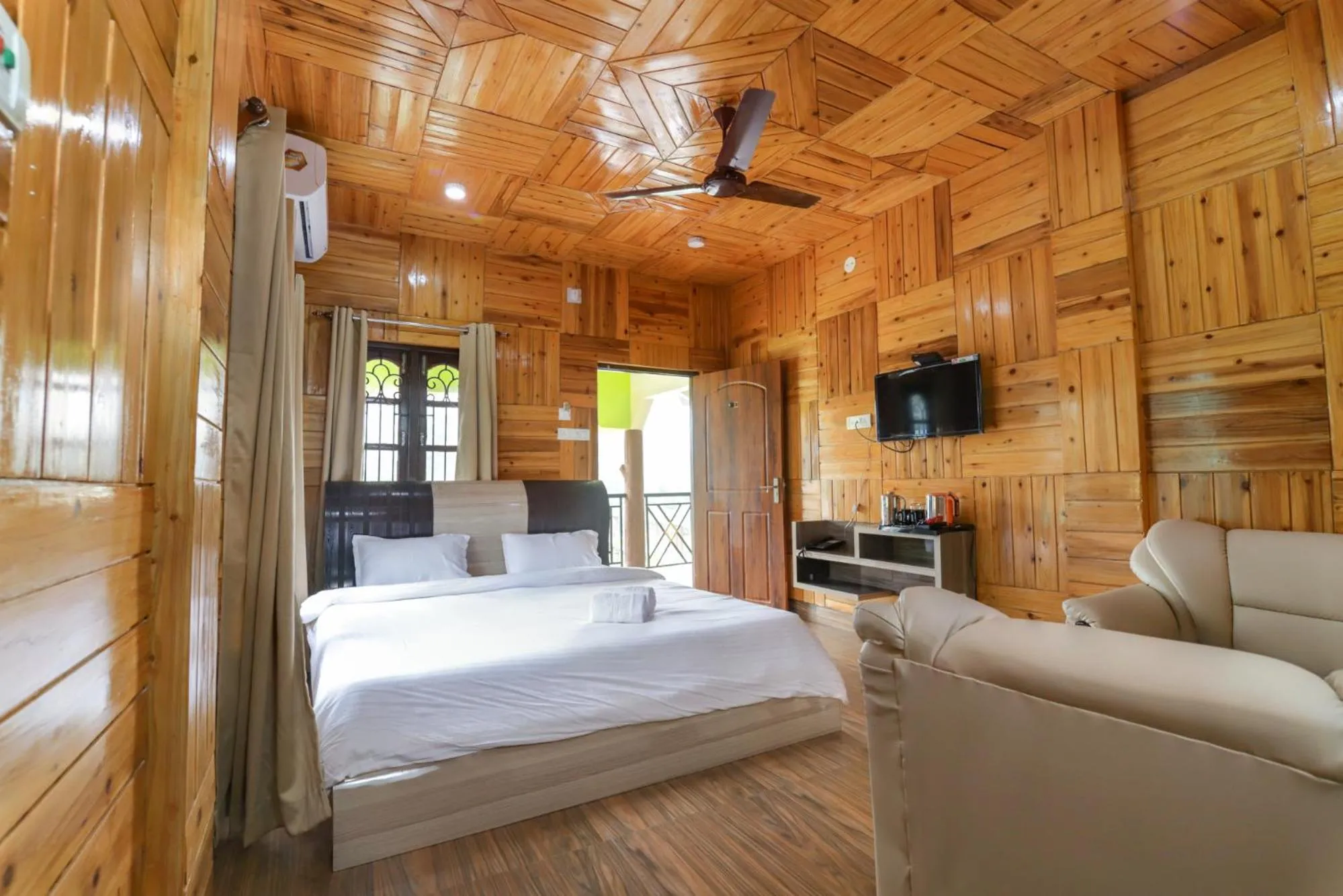 Suite - single occupancy in Resort Trimurti