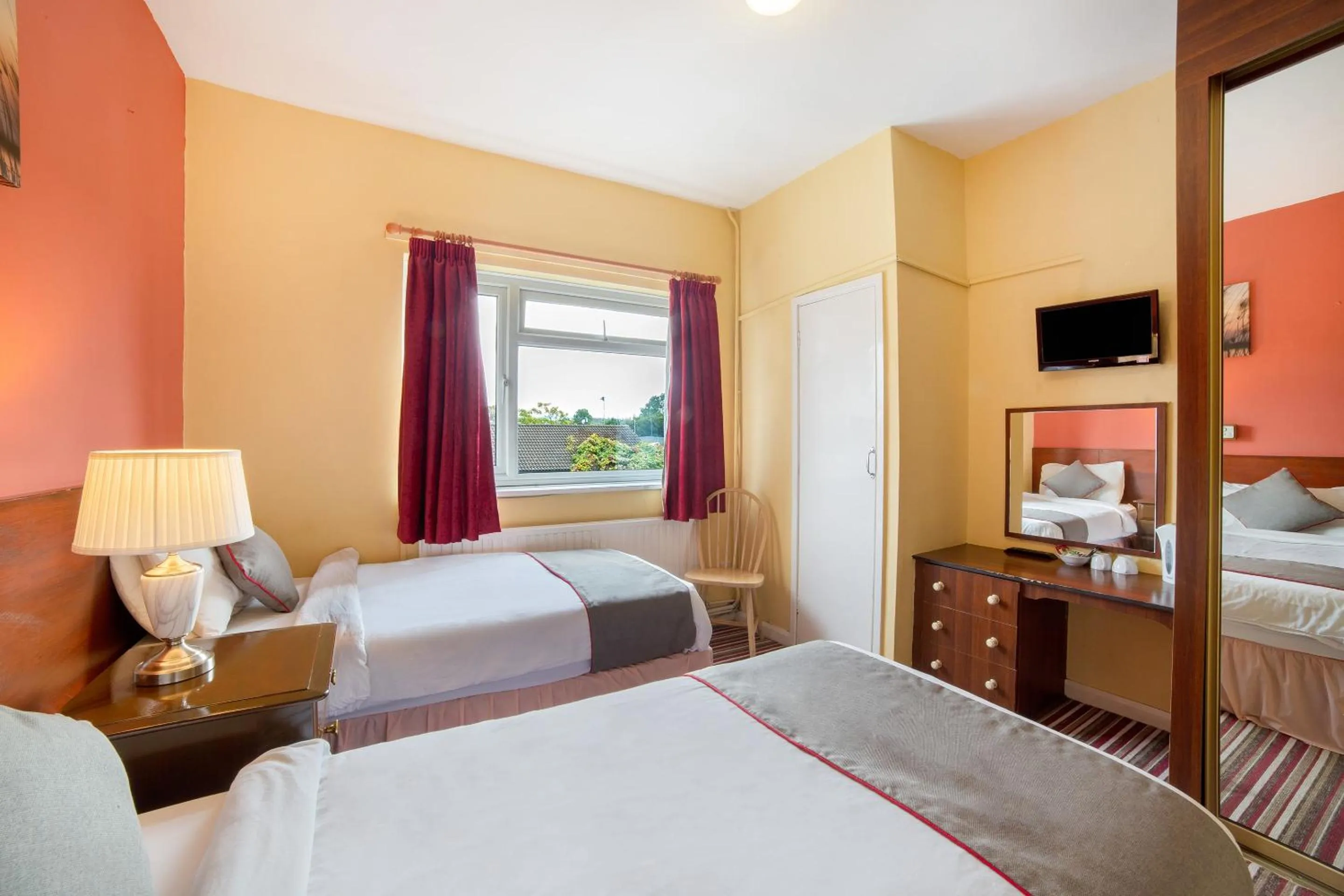 Standard Twin Room with Shared Bathroom in OYO The Royal Hotel