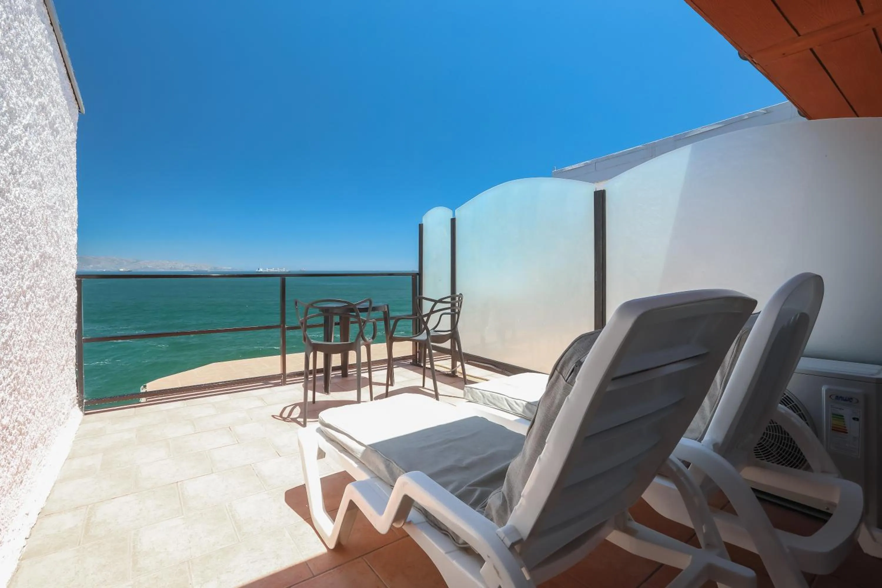 Junior Suite with Balcony - single occupancy in Hotel Oceanic