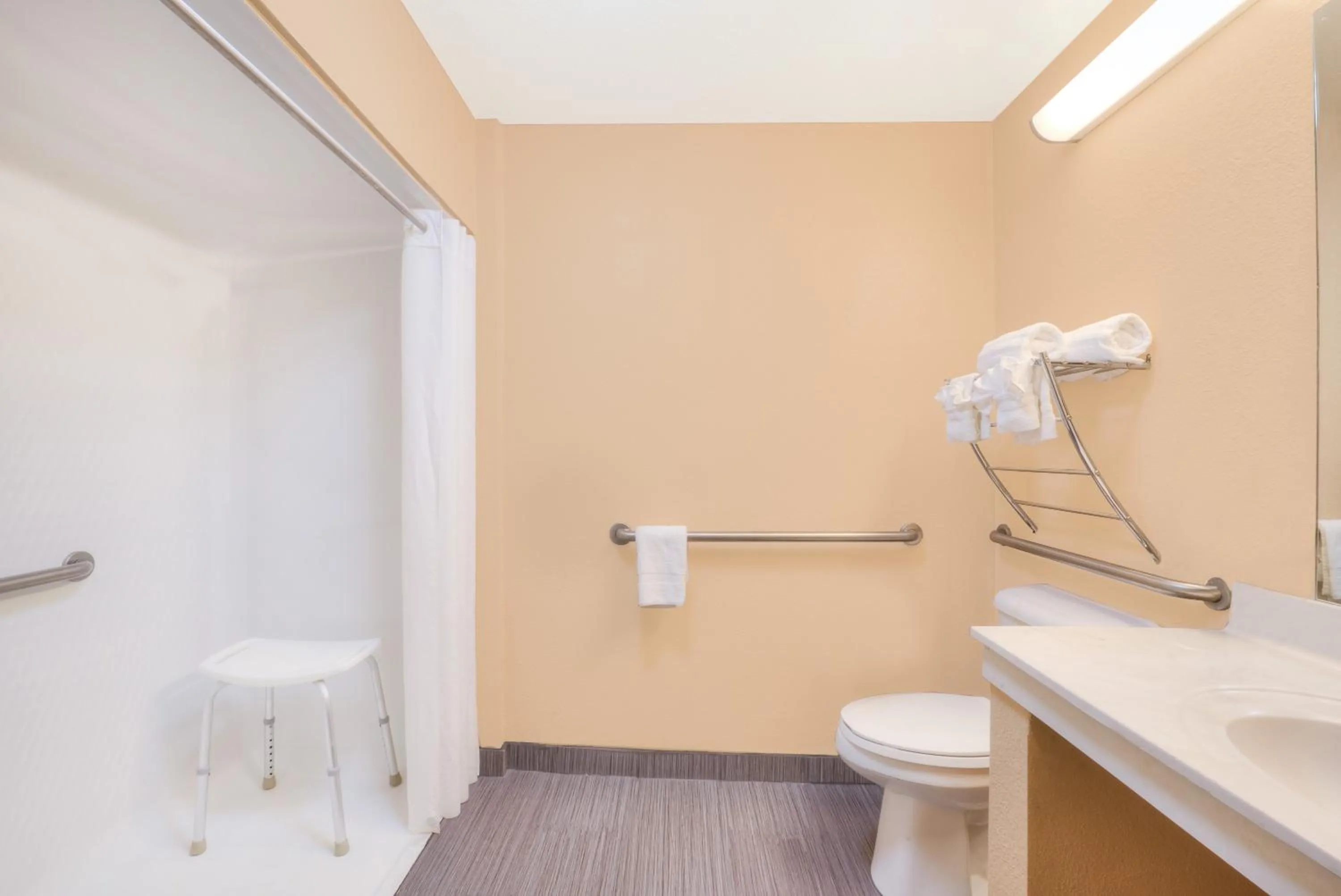 King Room - Disability Access - Non-Smoking in Super 8 by Wyndham Farmers Branch/North Dallas