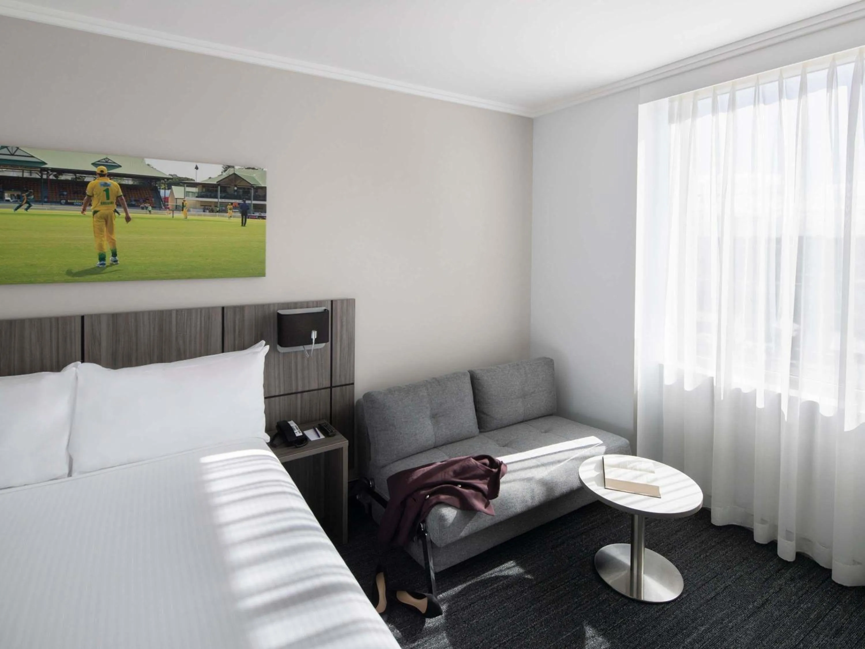 Deluxe Queen Room in Mercure Sydney Bankstown