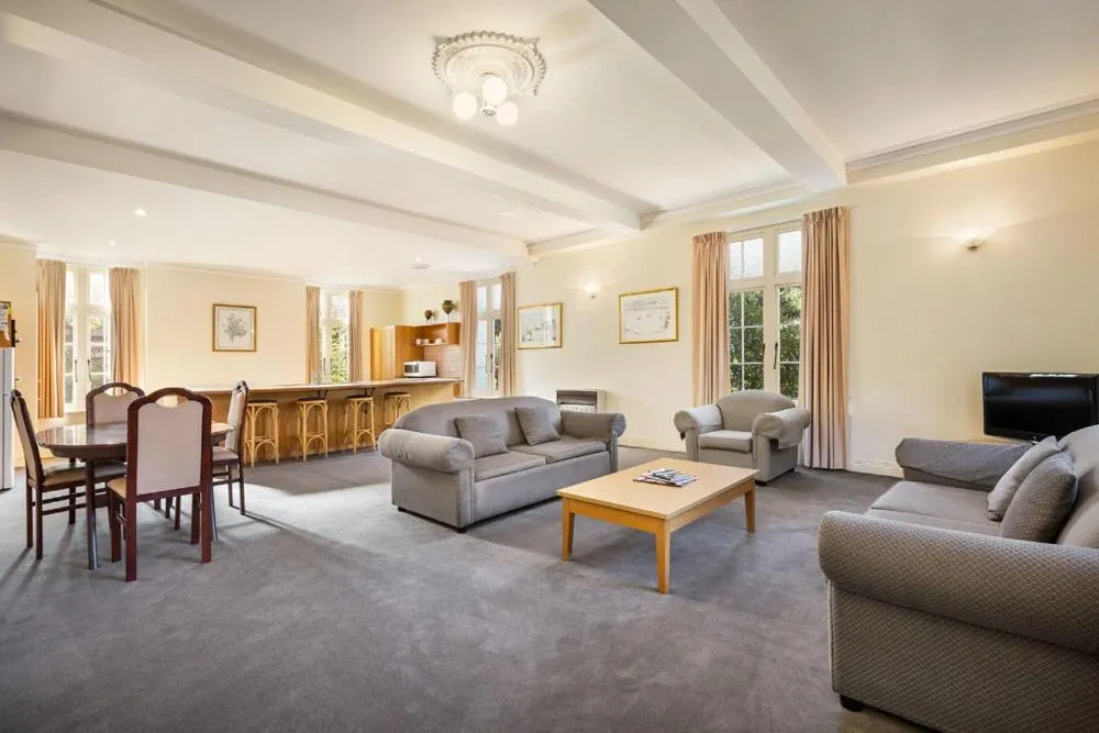 Deluxe Two-Bedroom Apartment in Quest Trinity House