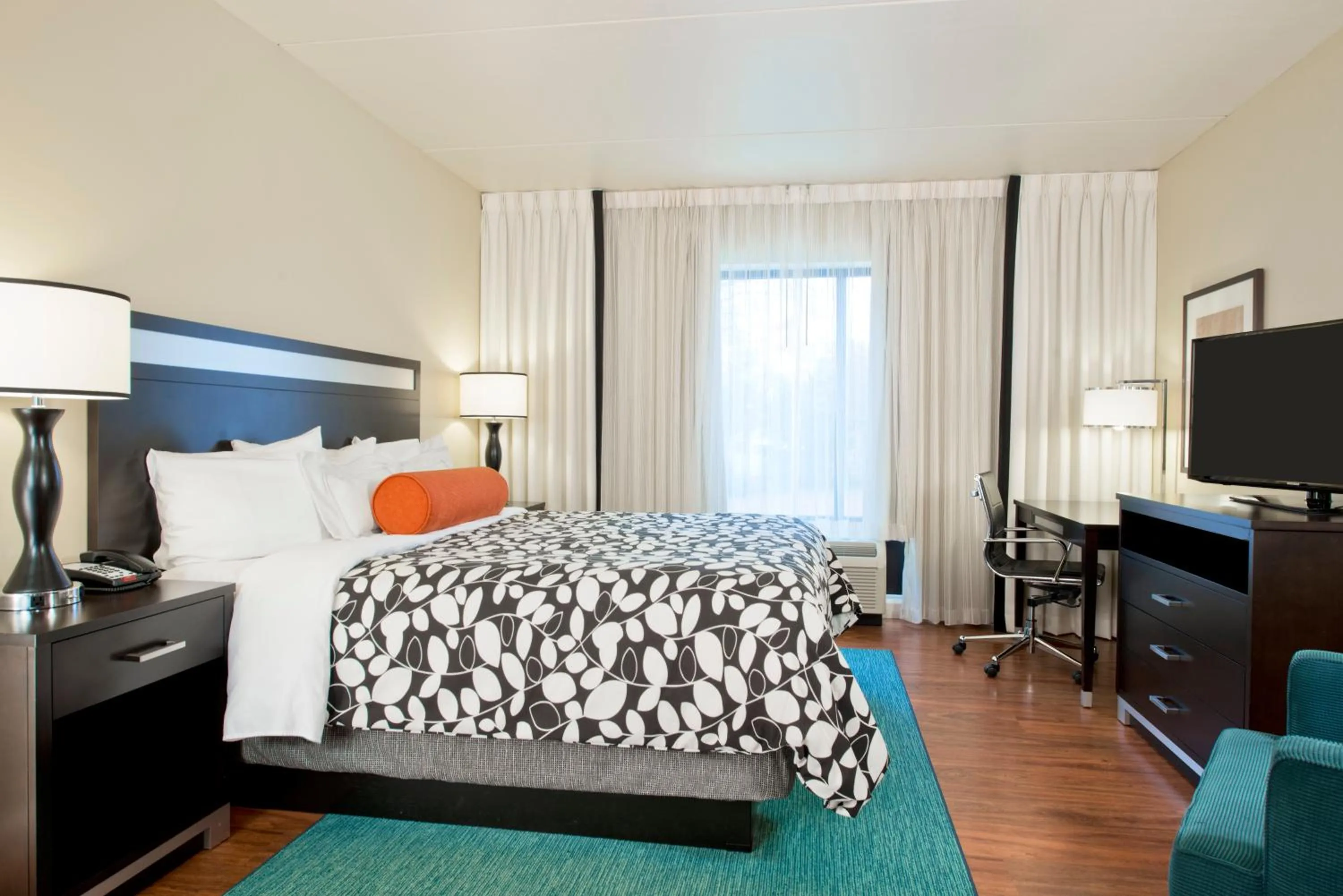 King Room - Hearing Accessible - Roll-in Shower in Hotel Indigo Atlanta Airport College Park by IHG