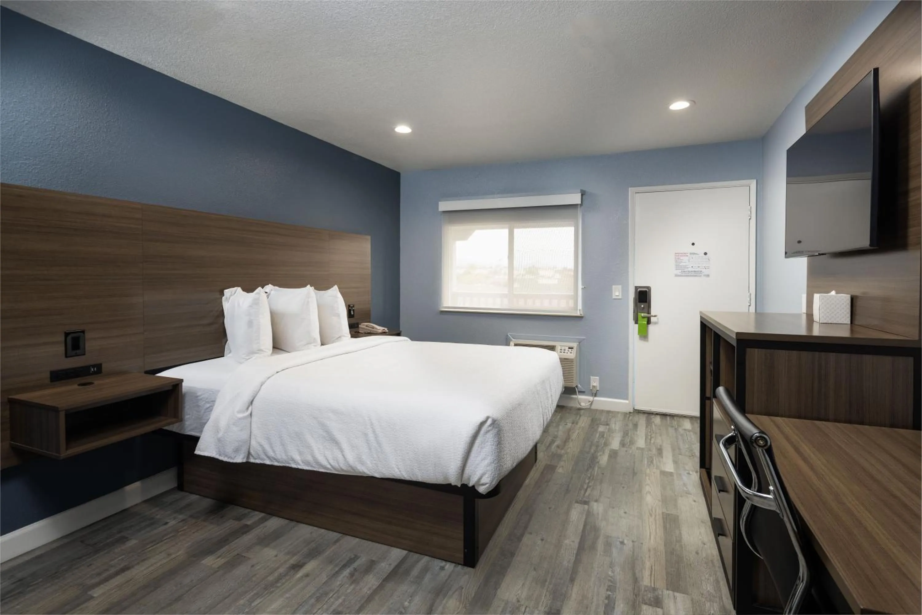 Queen Room - Non-Smoking in Days Inn by Wyndham Arroyo Grande Pismo Beach