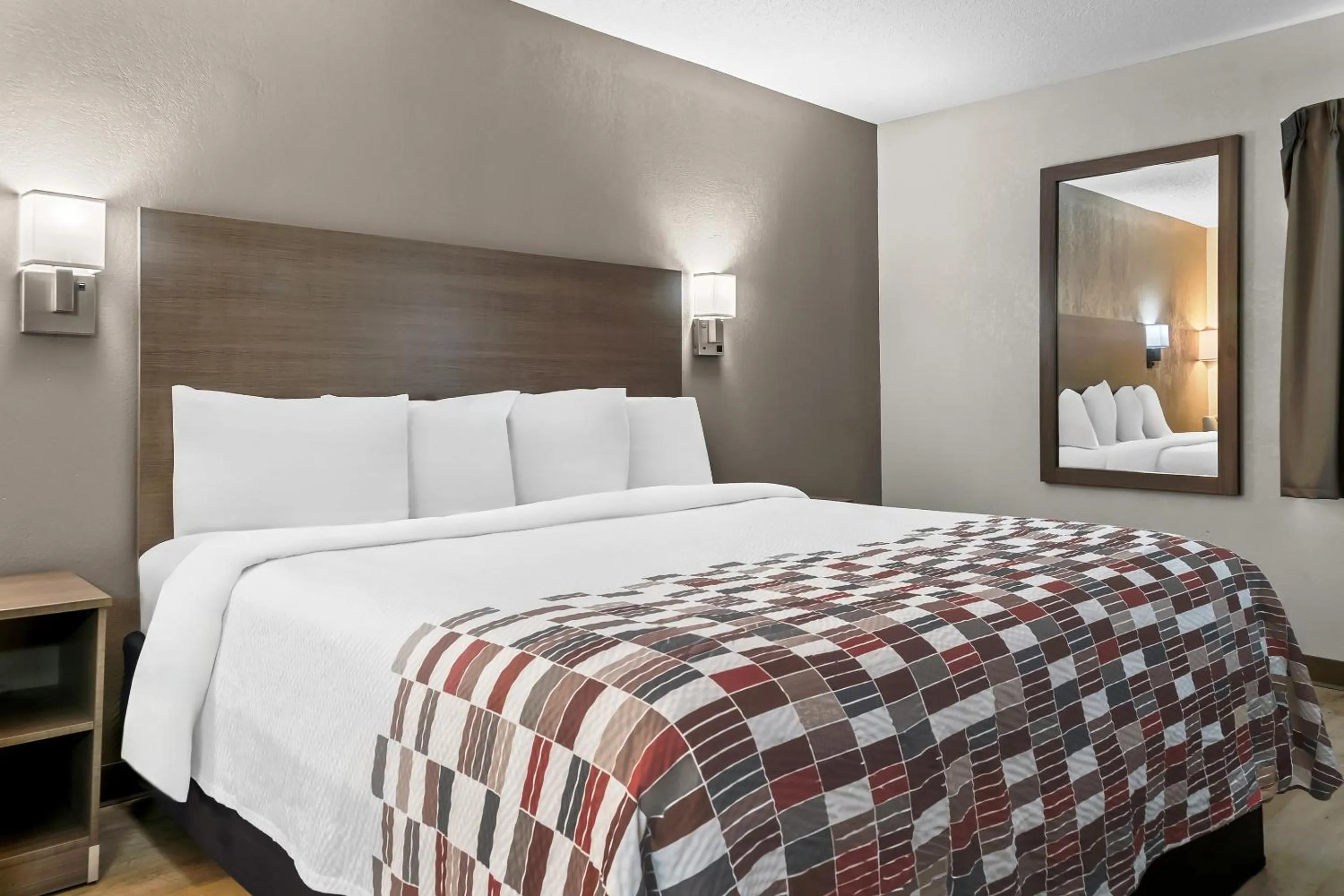 Superior King Room Non-Smoking in Red Roof Inn Flint