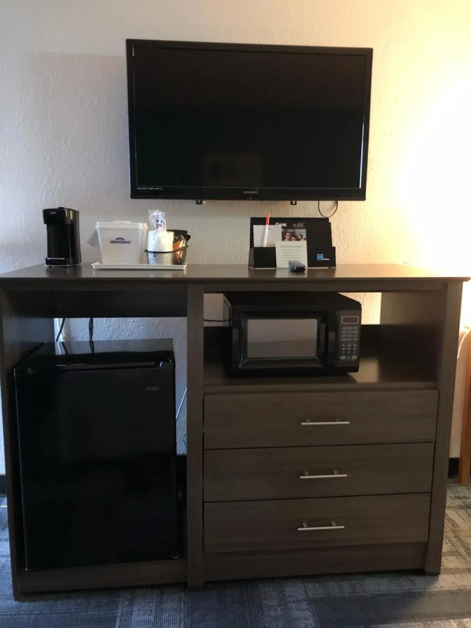 Queen Room - Non-Smoking in Howard Johnson by Wyndham Winter Haven FL