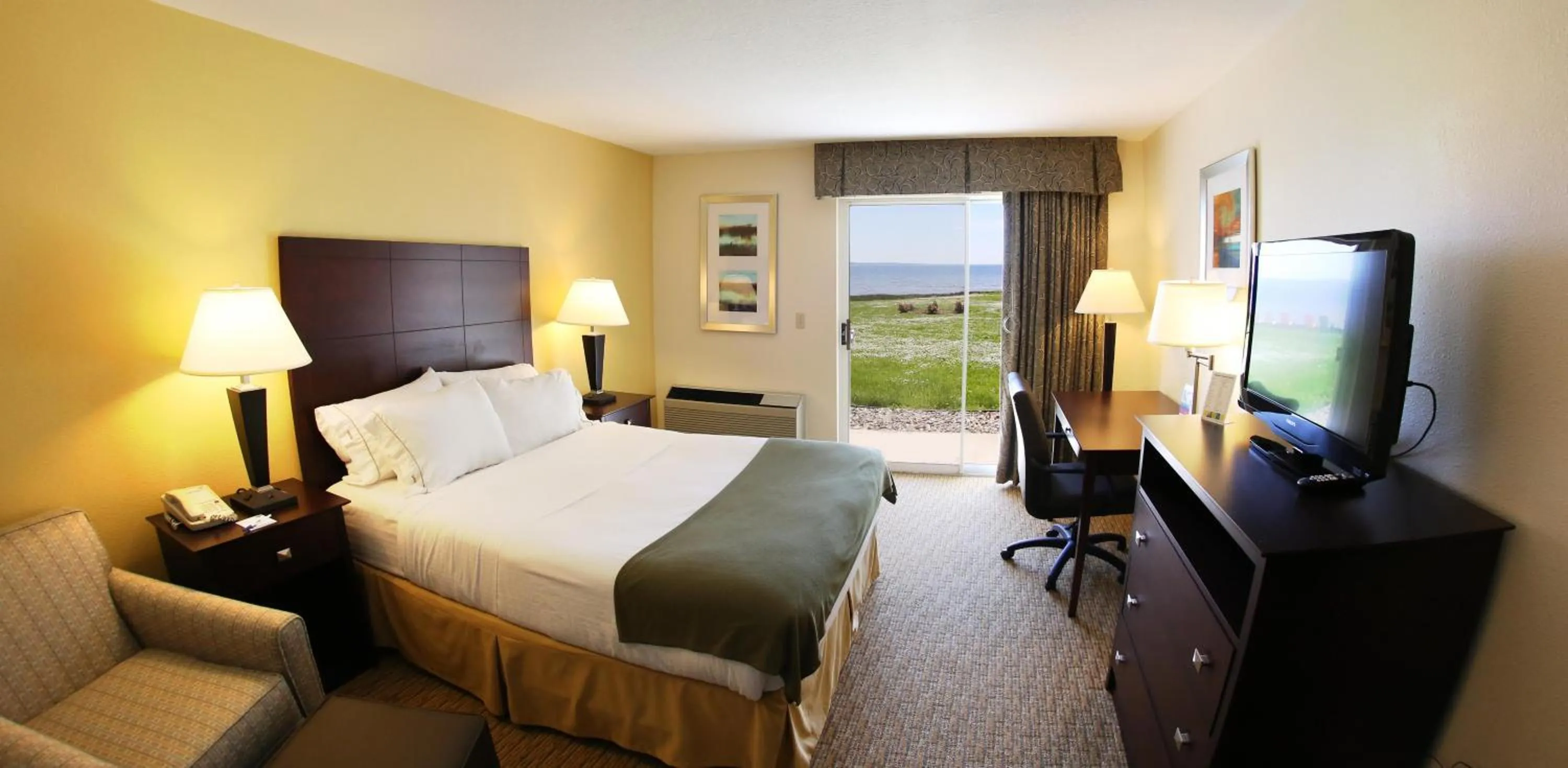 Double Room - Mobility Access with Roll-in Shower in Holiday Inn Express St. Ignace-Lake Front by IHG