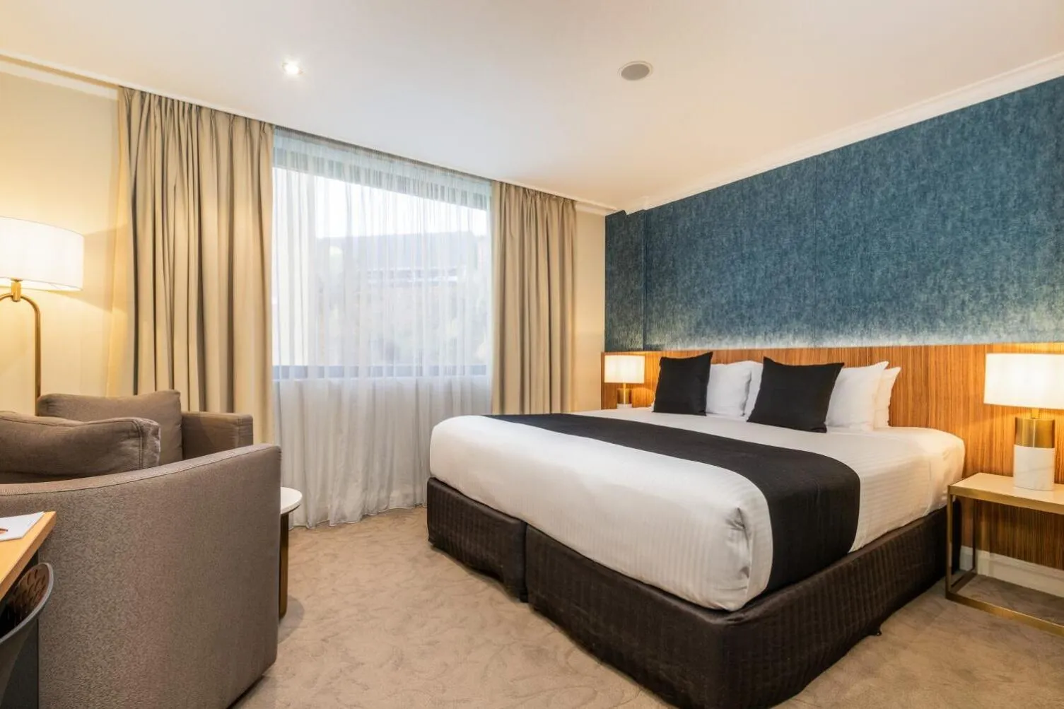 Deluxe King Room - Disability Access in Hotel Diana Woolloongabba
