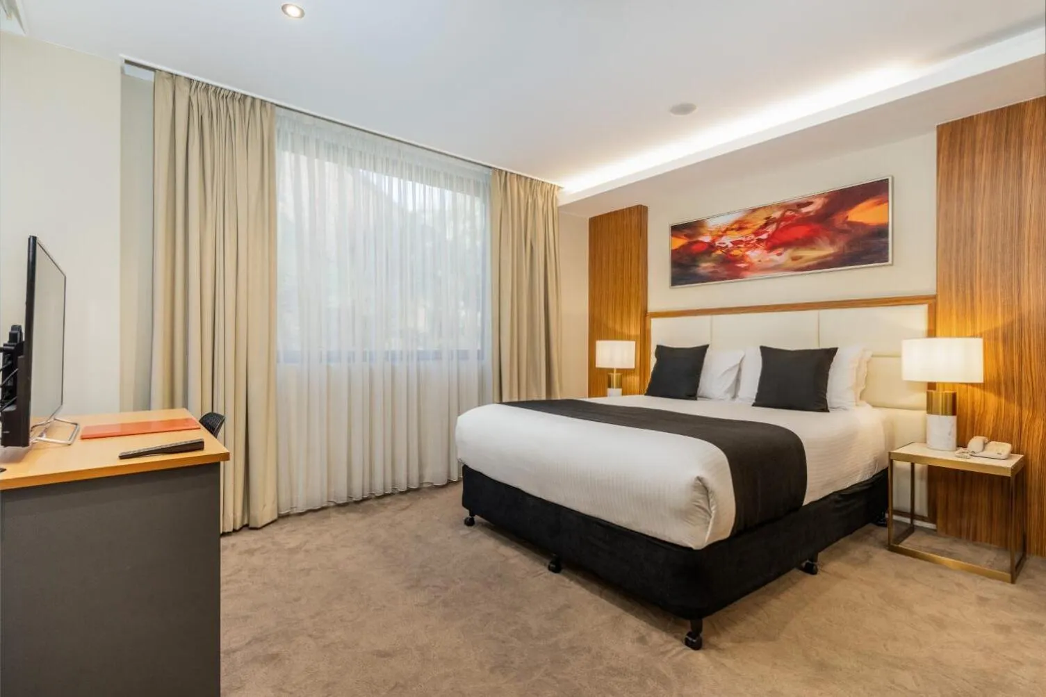 Deluxe Queen Room in Hotel Diana Woolloongabba