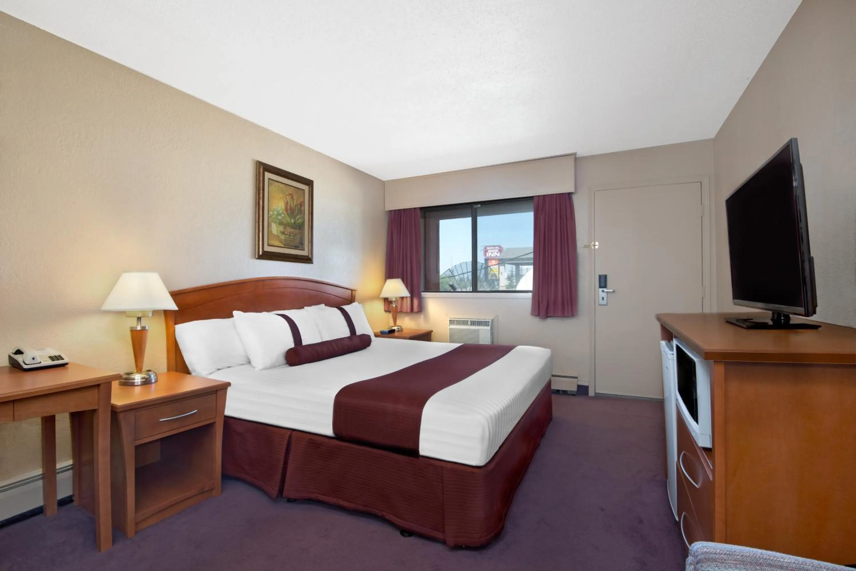 Deluxe Queen Room - Non-Smoking in Howard Johnson by Wyndham Red Deer