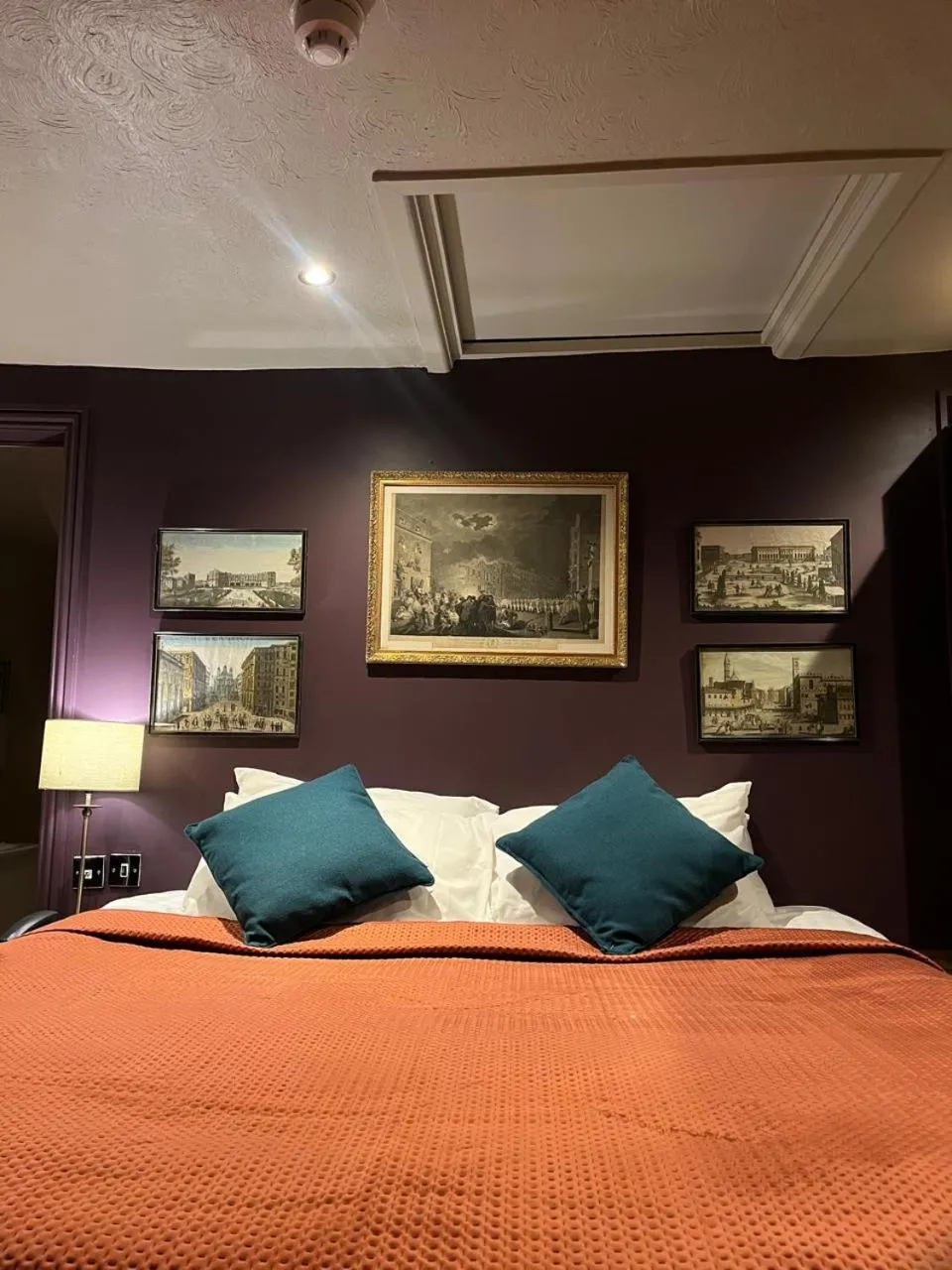 Large Double Room in Queens Court Hotel