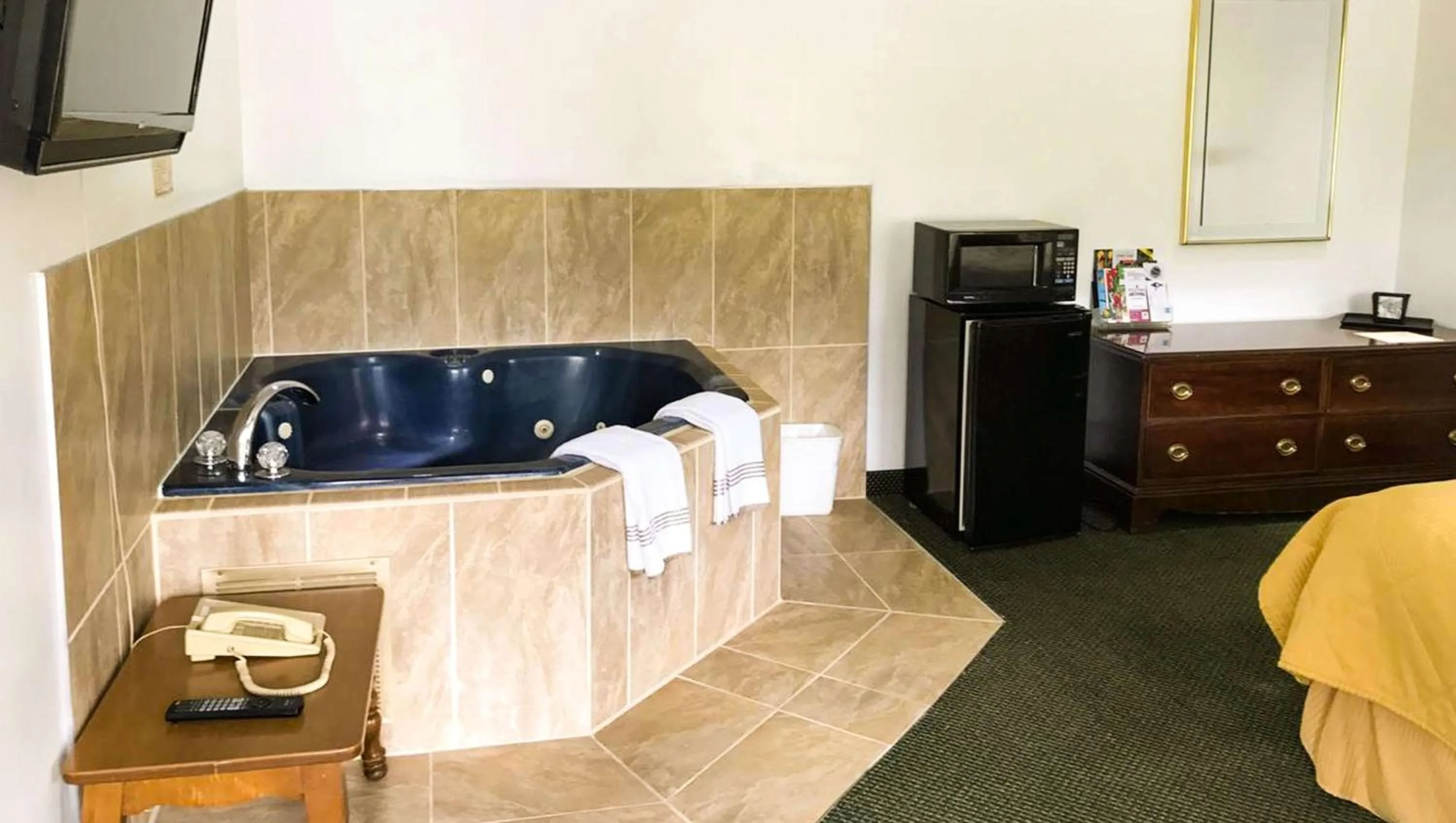 Suite with Whirlpool in Relax Inn Altoona